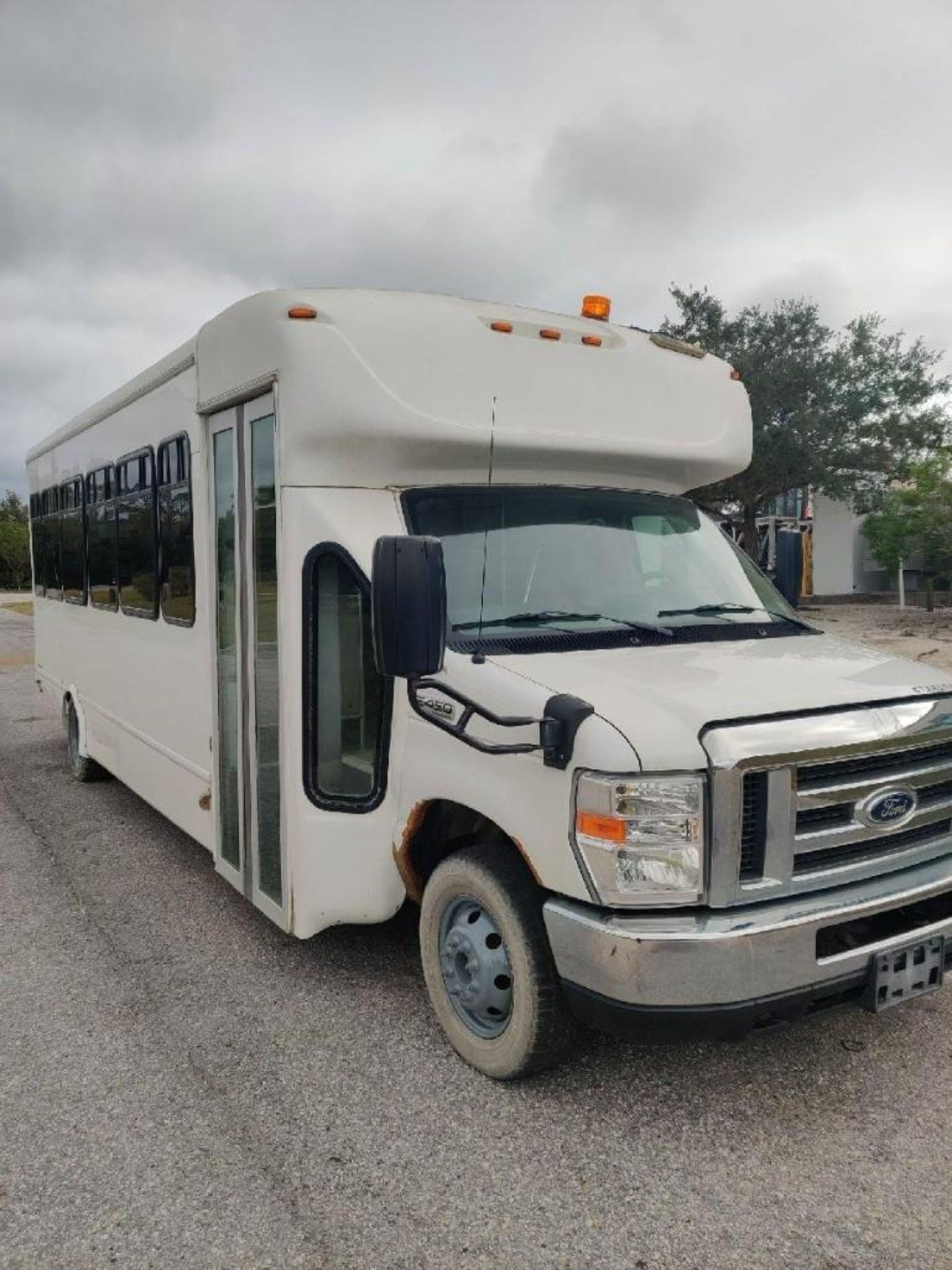 2018 FORD ECONOLINE 450 SHUTTLE BUS, GAS AUTOMATIC, 28 PASSENGER SEATING, APPROX 14500 GVWR, - Image 5 of 31
