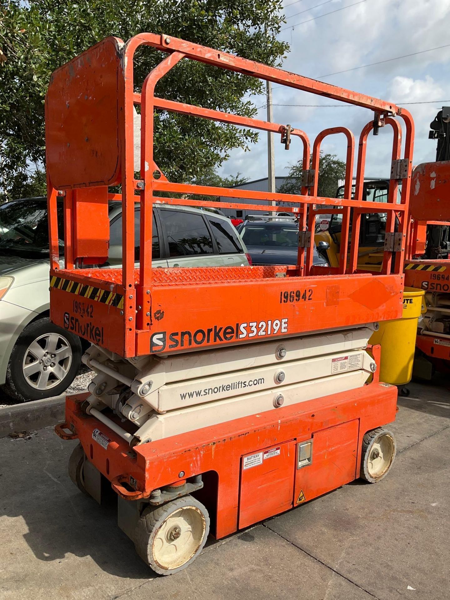 2017 SNORKEL SCISSOR LIFT MODEL S3219E ANSI , ELECTRIC, APPROX MAX PLATFORM HEIGHT 19FT, NON MARK... - Image 3 of 10