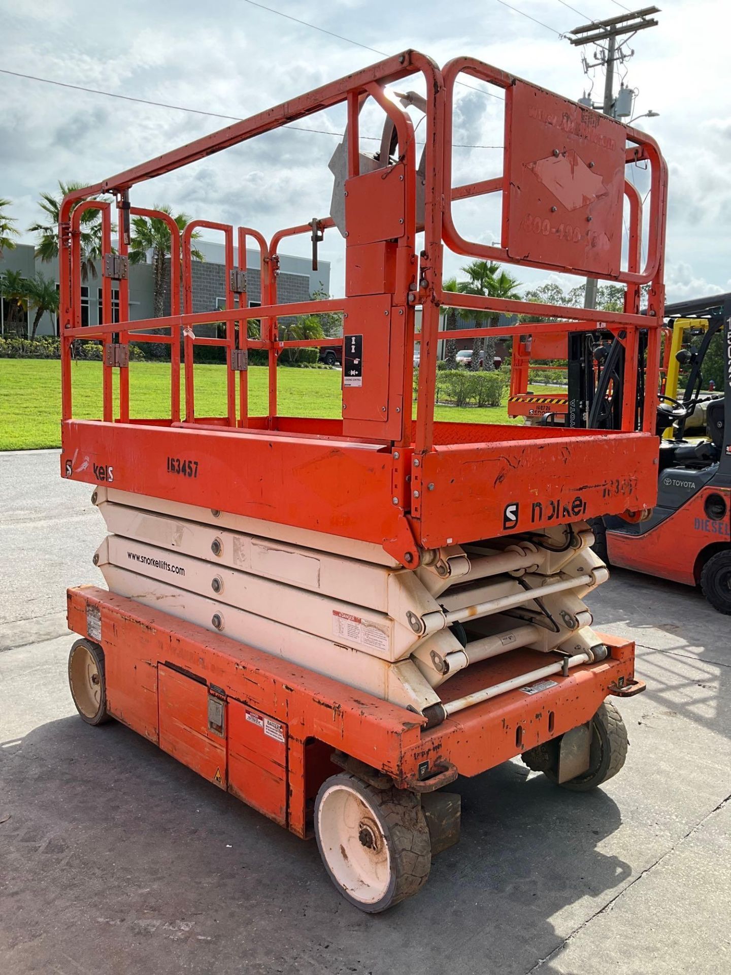 2015 SNORKEL SCISSOR LIFT MODEL S4726E ANSI, ELECTRIC, APPROX MAX PLATFORM HEIGHT 26FT, BUILT IN ... - Image 2 of 8