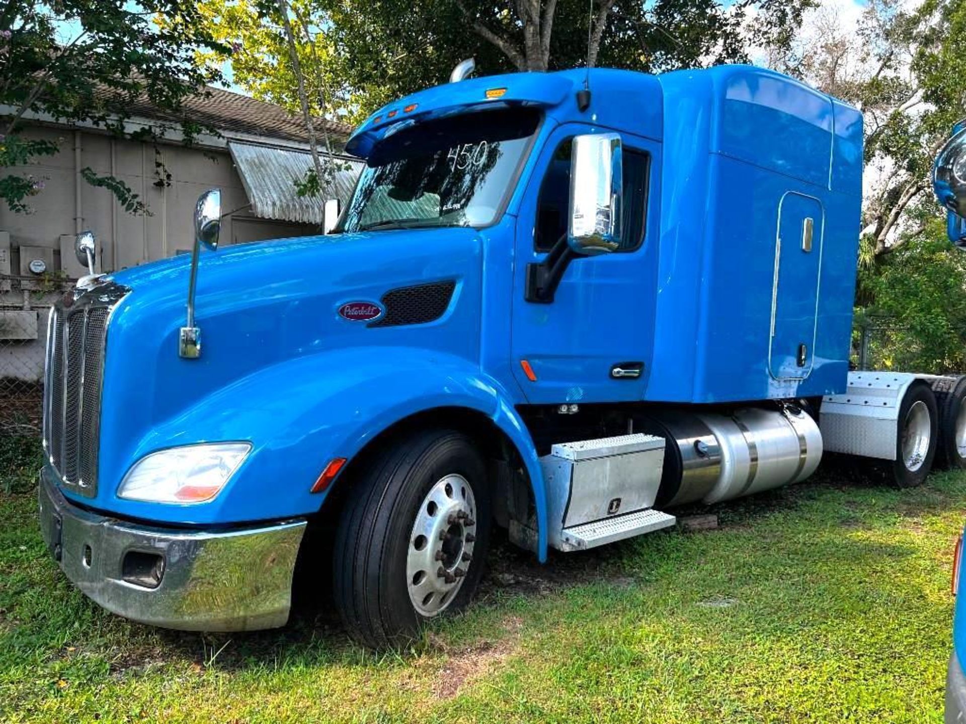 2014 PETERBILT 579 SEMI TRUCK W/SLEEPER CAB, PACCAR DIESEL ENGINE, 455 HP, AUTOMATIC TRANSMISSION, - Image 2 of 31