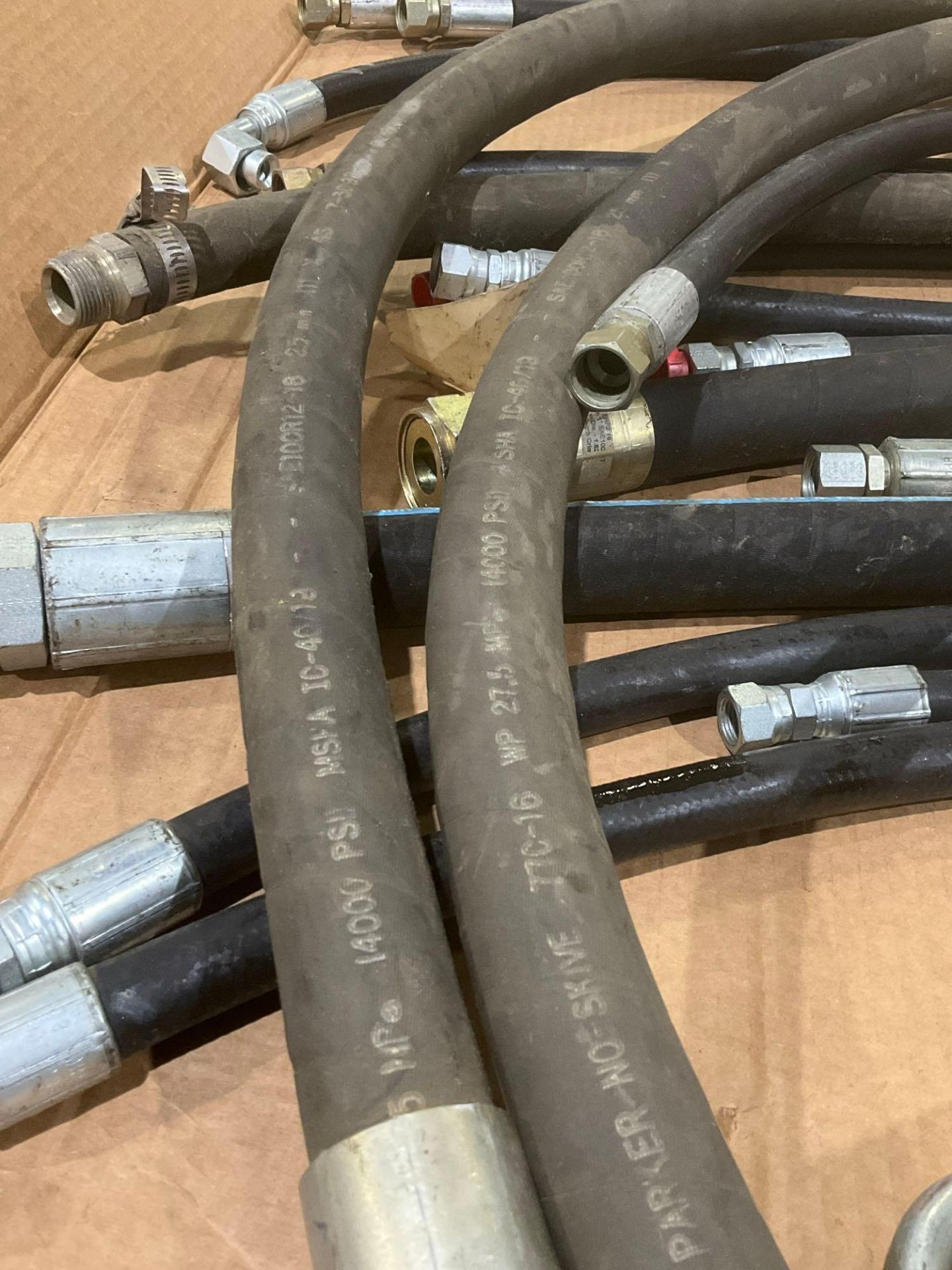 LOT PNEUMATIC AND HYDRAULIC HOSES WITH FITTINGS; BRANDS INCLUDE GATES AND PARKER; MISCELLANEOUS L... - Image 7 of 12