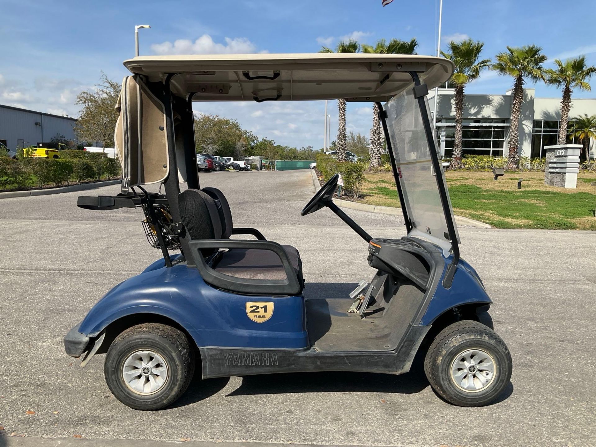 2015 YAMAHA GOLF CART MODEL YDREX5, ELECTRIC, 48VOLTS, BILL OF SALE ONLY , BATTERY CHARGER INCLUD... - Image 2 of 12