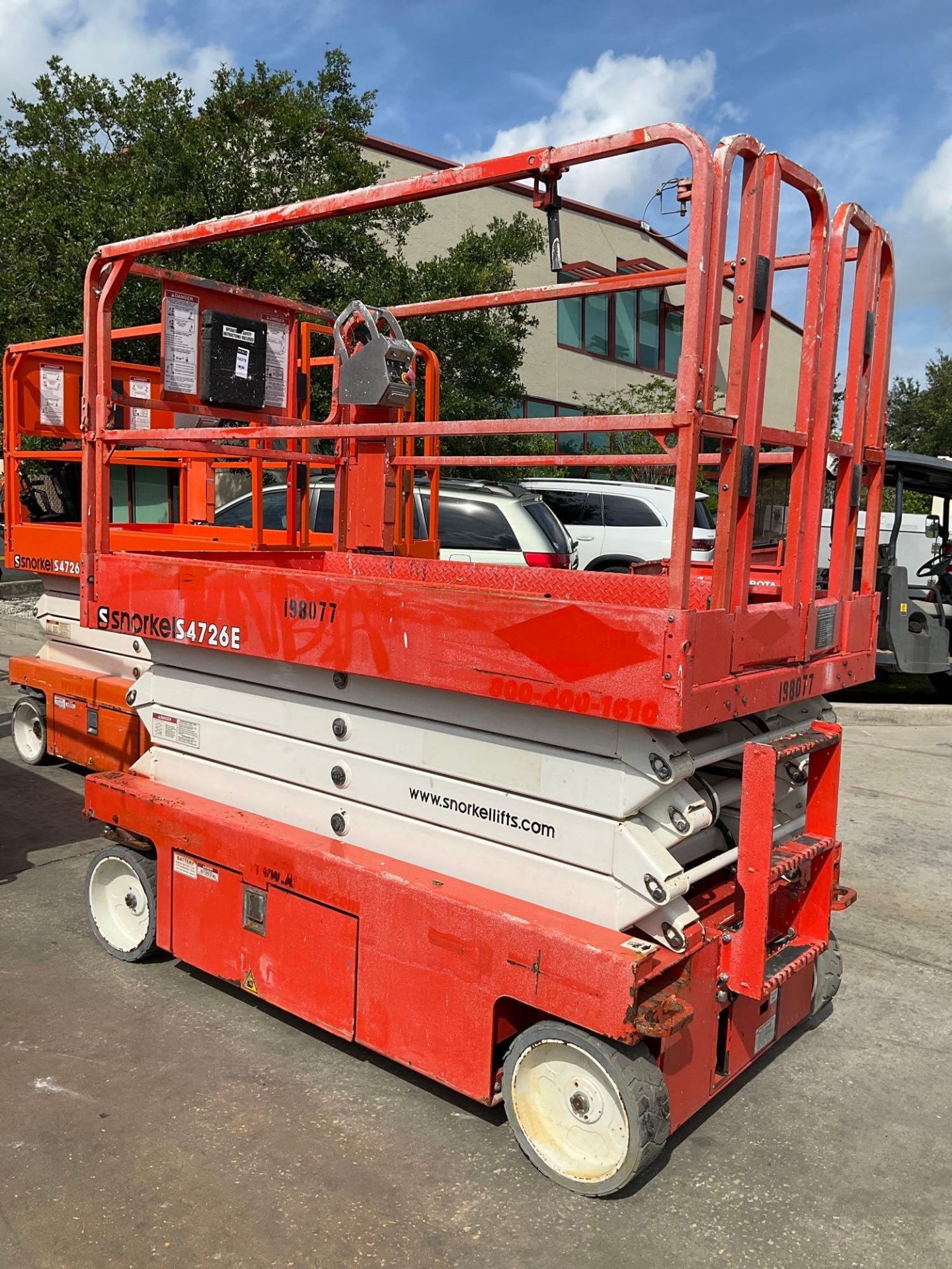 2017 SNORKEL SCISSOR LIFT MODEL S4726E ANSI, ELECTRIC, APPROX MAX PLATFORM HEIGHT 26FT, BUILT IN ... - Image 5 of 12