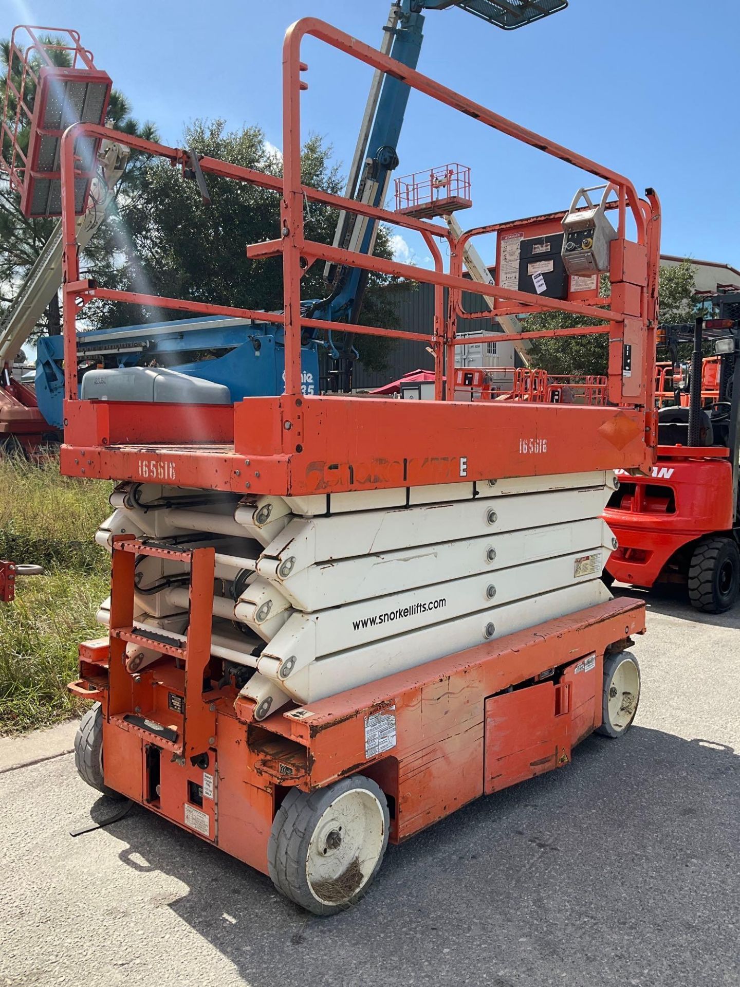 2016 SNORKEL SCISSOR LIFT MODEL S4732E ANSI