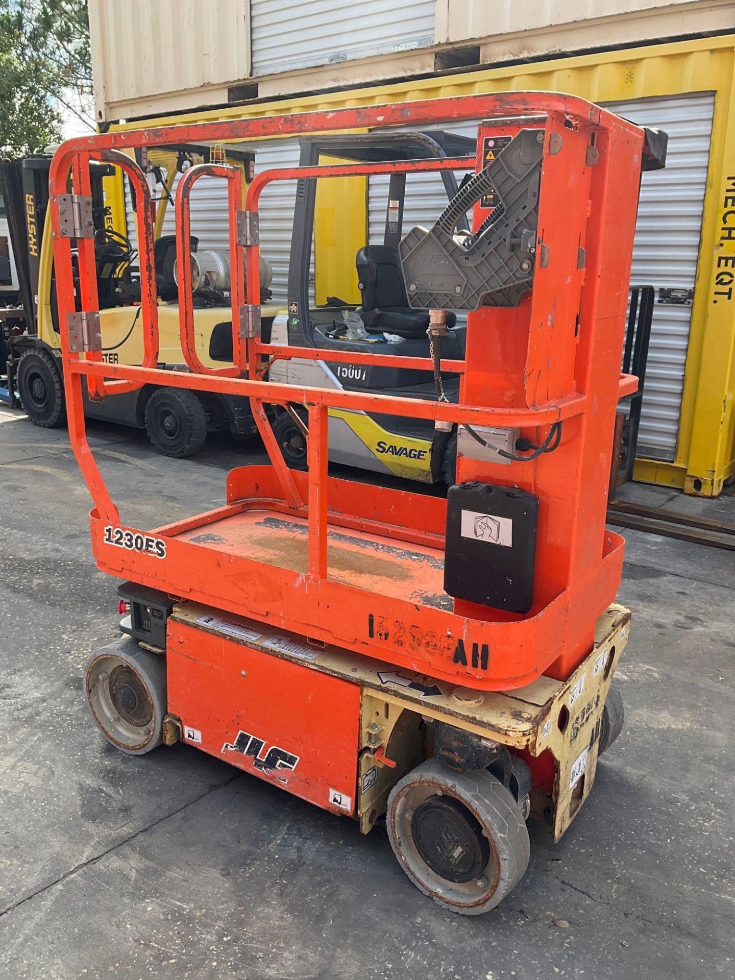 2015 JLG MANLIFT MODEL 1230ES, ELECTRIC, APPROX MAX PLATFORM HEIGHT 12FT, NON MARKING TIRES, BUIL... - Image 3 of 12