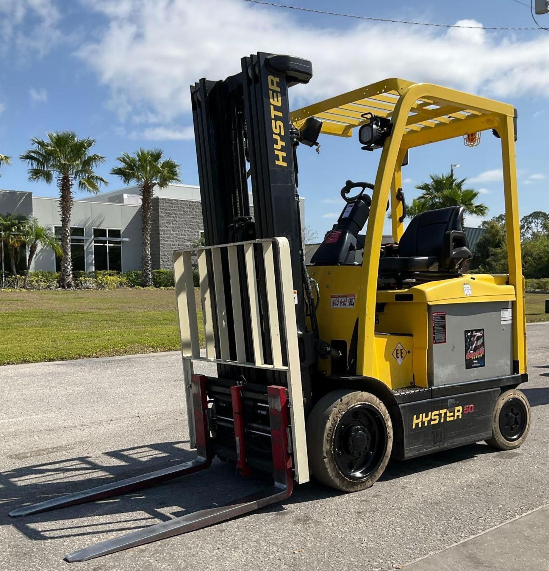 HYSTER FORKLIFT MODEL E50XN-33, ELECTRIC, APPROX MAX CAPACITY 5000LBS, APPROX MAX HEIGHT 171in, ... - Image 2 of 22
