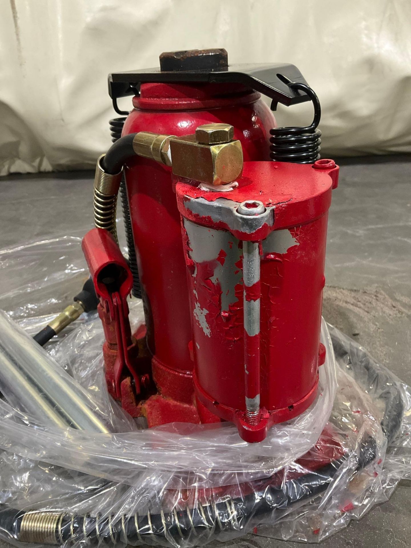 UNUSED ATE PRO USA 20 TON AIR HYDRAULIC BOTTLE JACK, APPROX 44,000LBS MAX CAPACITY - Image 3 of 6