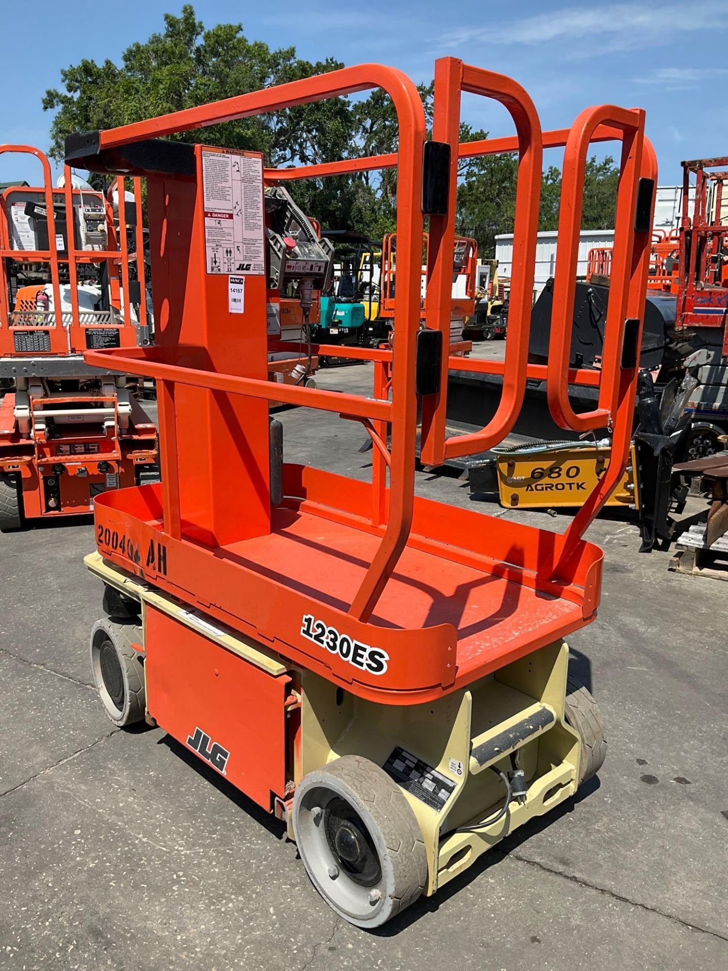 2017 JLG MAN LIFT MODEL 1230ES, ELECTRIC, APPROX MAX PLATFORM HEIGHT 12FT, NON MARKING TIRES, BUILT - Image 3 of 15