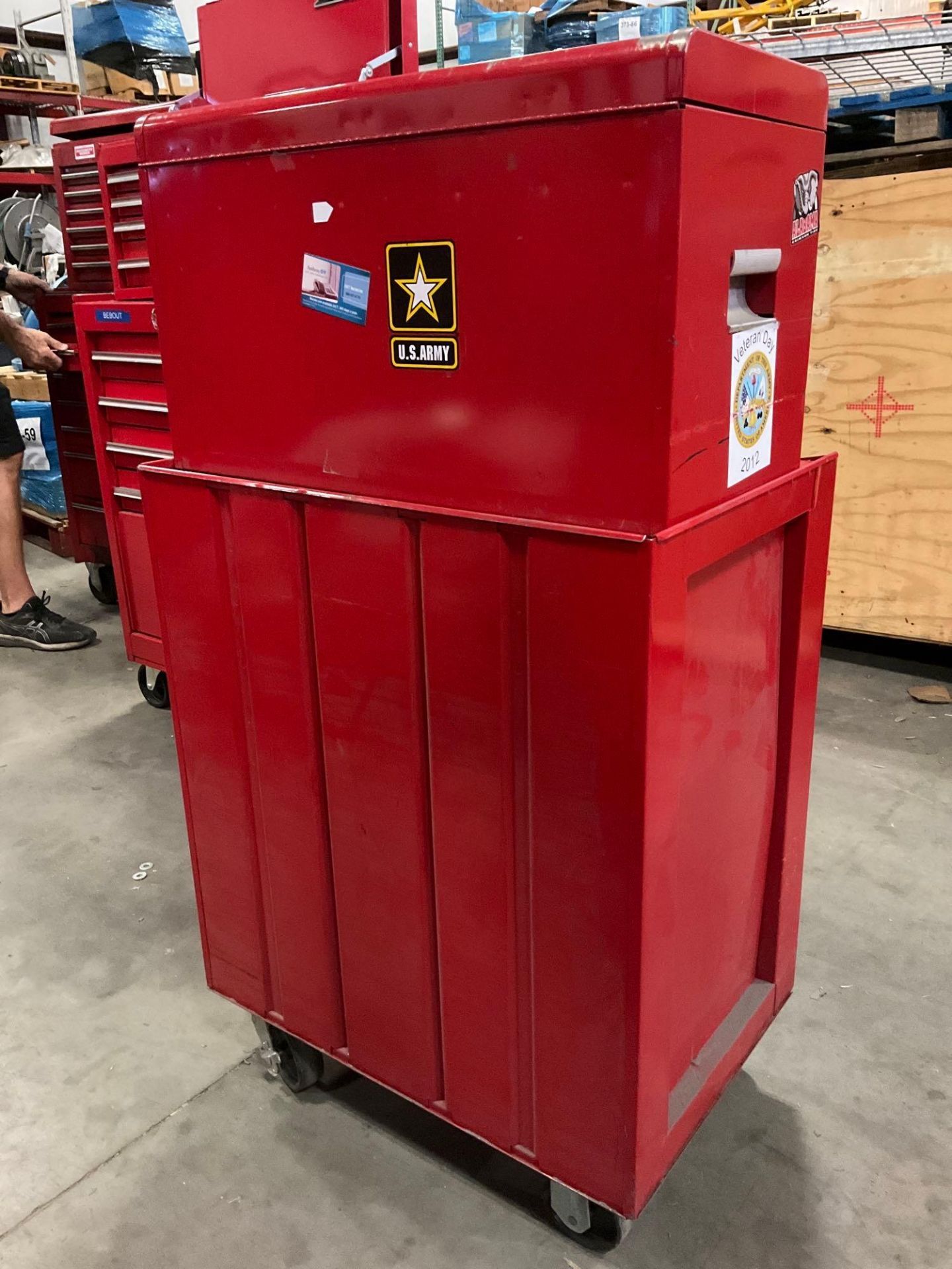 CRAFTSMAN INDUSTRIAL PARTS CABINET / TOOL BOX ON WHEELS WITH CONTENTS , APPROX 30€ W x 18€ L x ... - Image 4 of 11