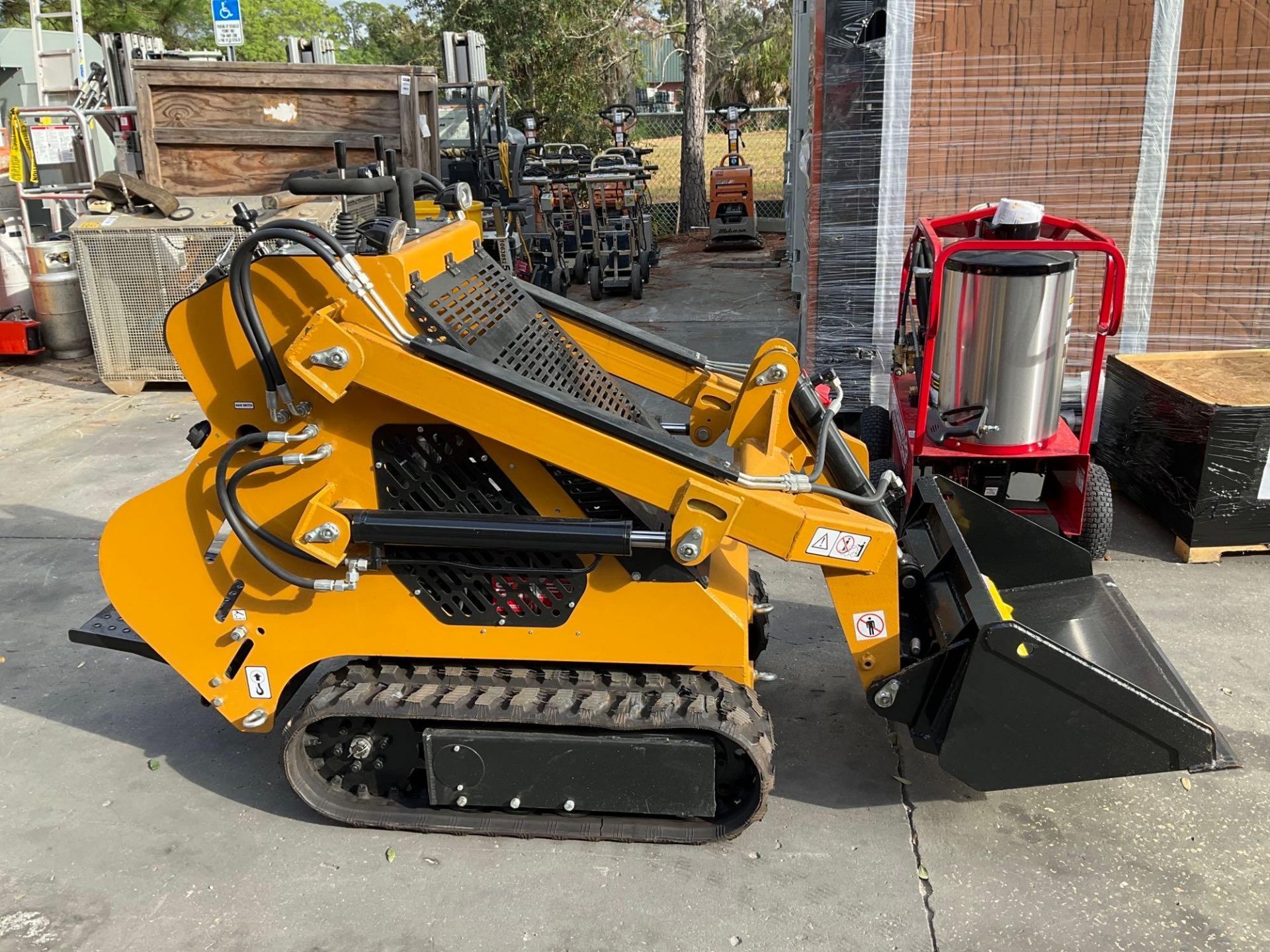 2023 AGROTK WALK BEHIND CRAWLER SKID STEER LOADER MODEL KBT23, GAS POWERED, ELECTRIC START, RUBBE... - Image 2 of 13