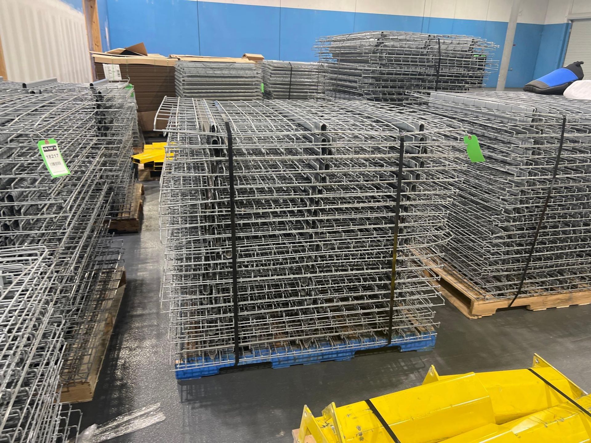 PALLET OF APPROX. 39 WIRE GRATES FOR PALLET RACKING, APPROX. DIMENSIONS 43" X 45" - Image 3 of 5