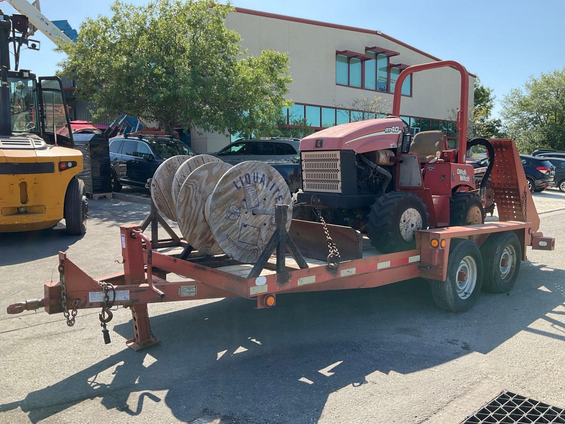 DITCH WITCH RT40 RIDE ON TRENCHER WITH DUAL AXLE UTILITY TRAILER, NEW BATTERY, LOW HOURS, RUNS & ... - Image 7 of 23