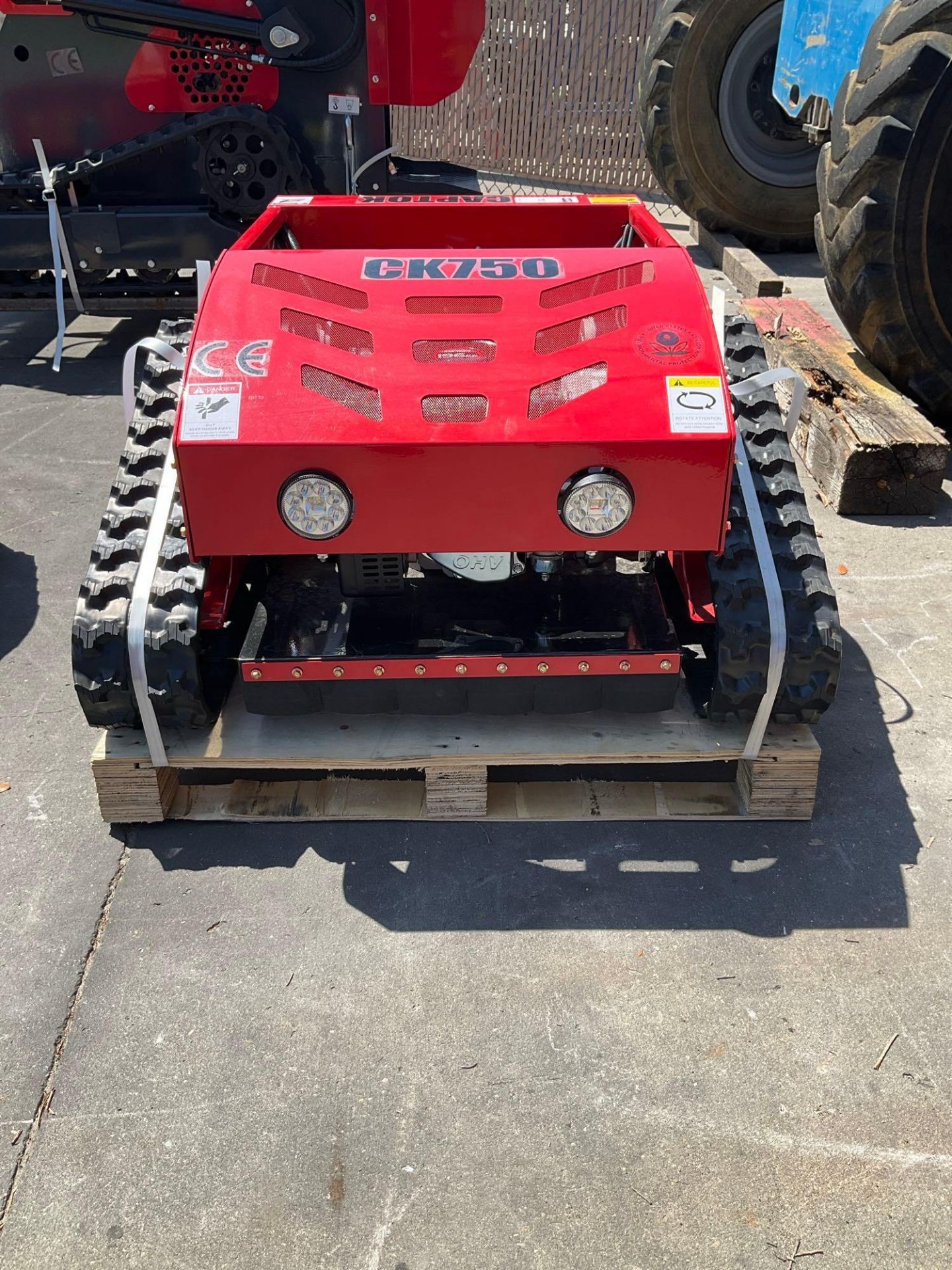 UNUSED 2024 CAPTOK LAWN MOWER MODEL CK750, GAS POWERED, RUBBER TRACKS, APPROX CUTTING WIDTH 550MM... - Image 9 of 15