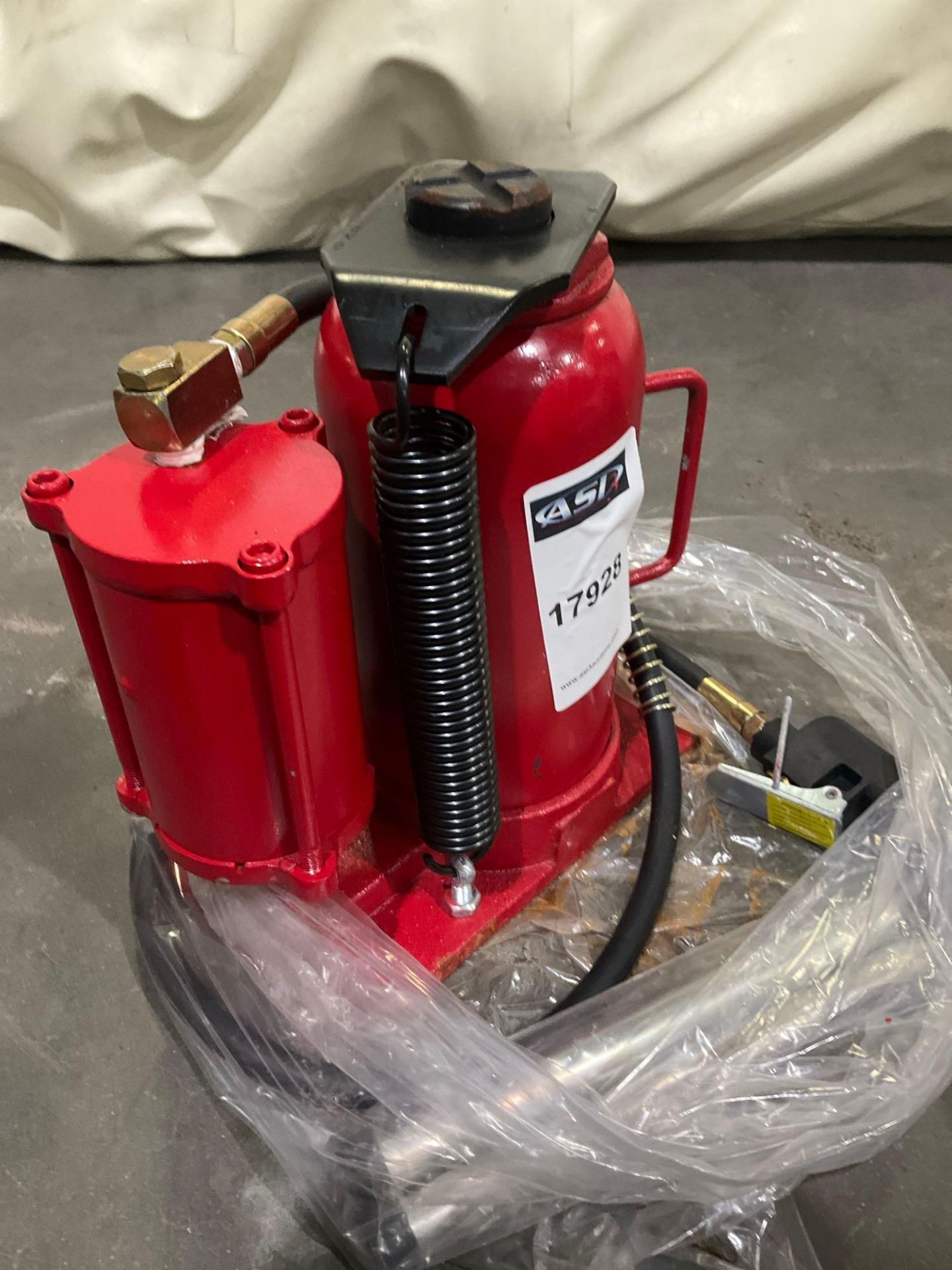 UNUSED ATE PRO USA 20 TON AIR HYDRAULIC BOTTLE JACK, APPROX 44,000LBS MAX CAPACITY - Image 4 of 6