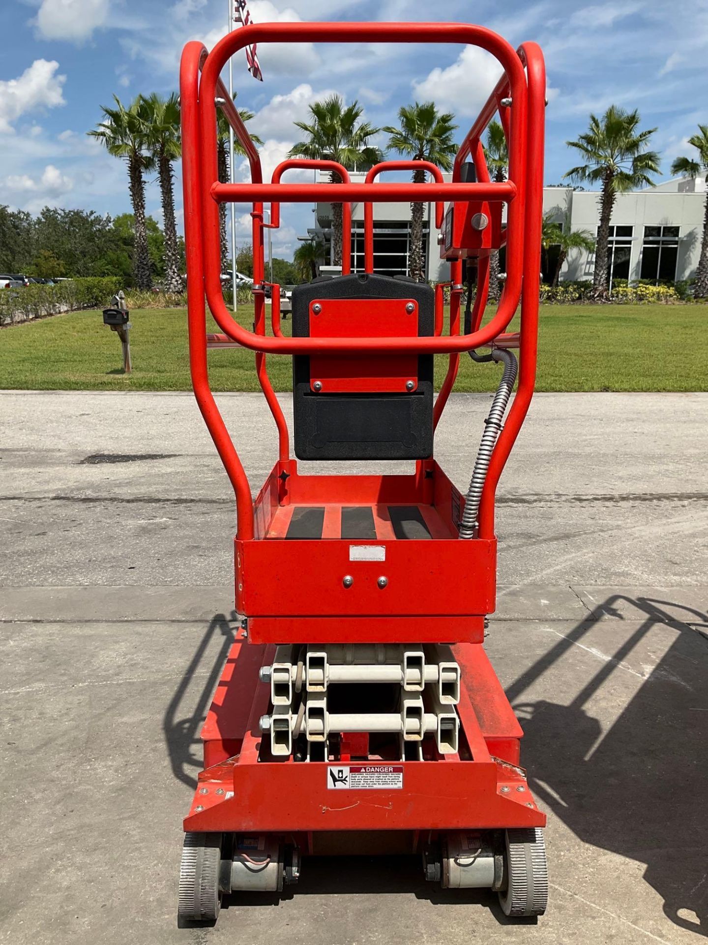2014 SNORKEL SCISSOR LIFT MODEL S3010E, ELECTRIC, APPROX MAX PLATFORM HEIGHT 10FT, NON MARKING TI... - Image 6 of 12