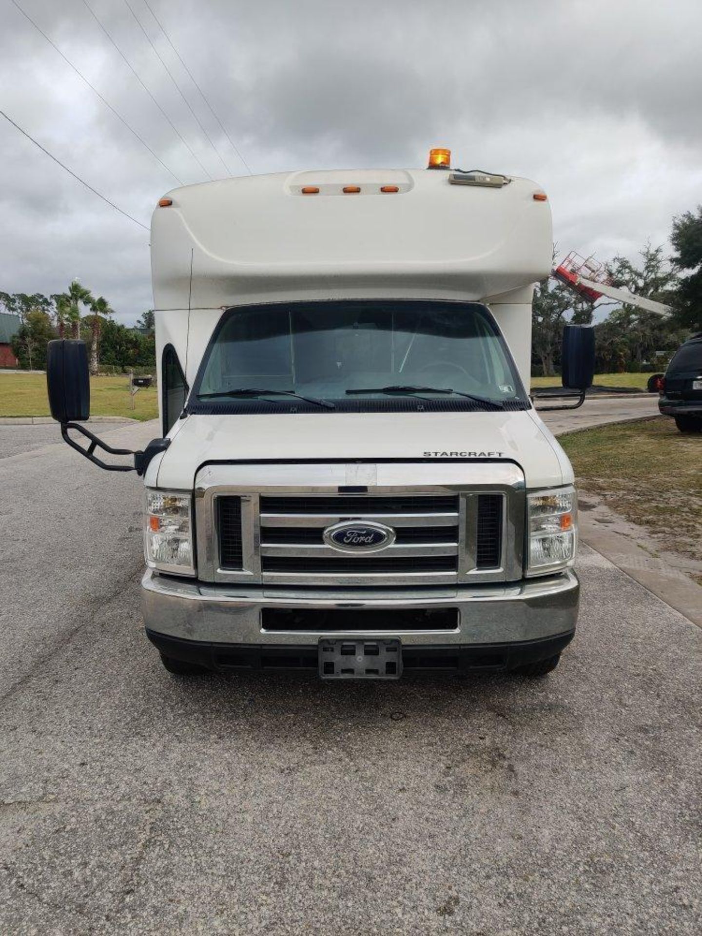 2018 FORD ECONOLINE 450 SHUTTLE BUS, GAS AUTOMATIC, 28 PASSENGER SEATING, APPROX 14500 GVWR, - Image 4 of 31