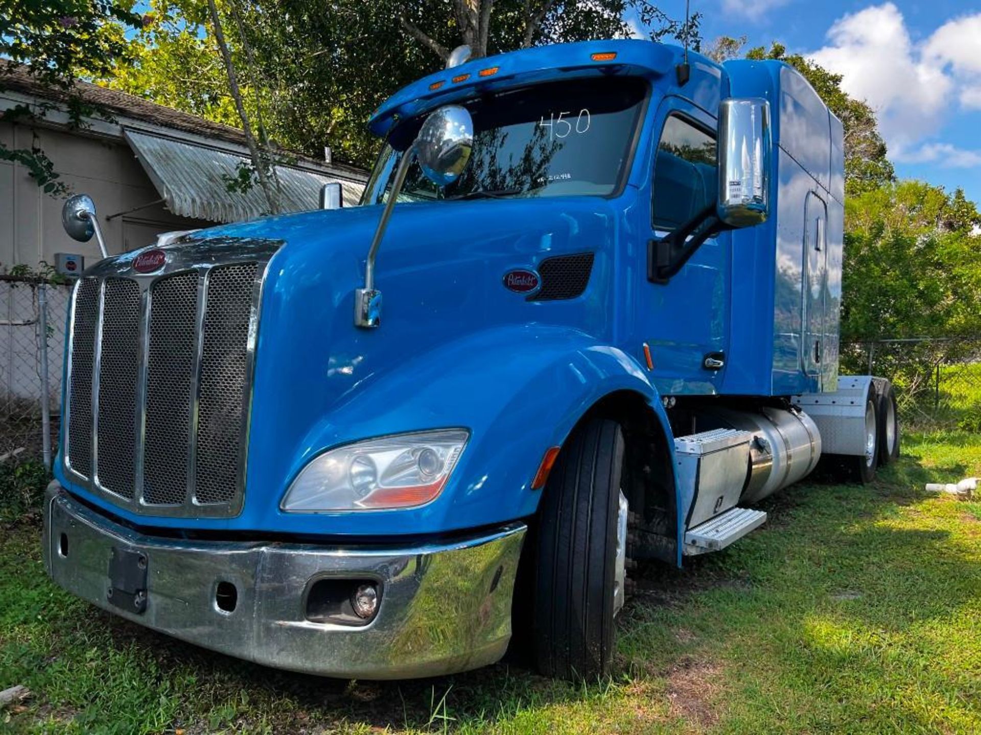 2014 PETERBILT 579 SEMI TRUCK W/SLEEPER CAB, PACCAR DIESEL ENGINE, 455 HP, AUTOMATIC TRANSMISSION,