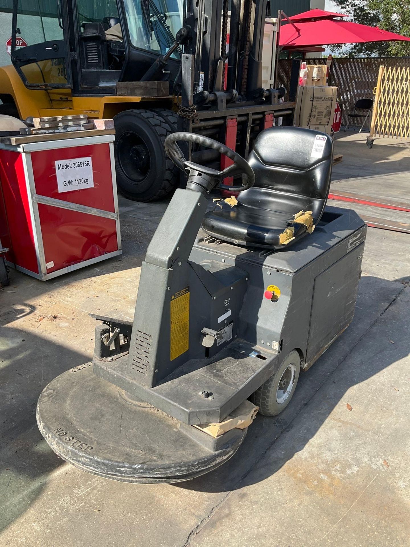 NILFISK ADVANCE WHIRLMATIC RIDE ON FLOOR BURNISHER MODEL 2700, ELECTRIC, 36 VOLTS, RUNS AND OPERA... - Image 6 of 11