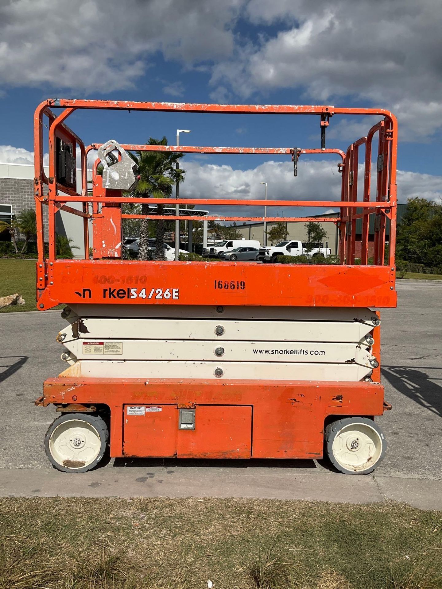 2016 SNORKEL SCISSOR LIFT MODEL S4726E ANSI , ELECTRIC, APPROX MAX PLATFORM HEIGHT 26FT, NON MARK... - Image 5 of 11