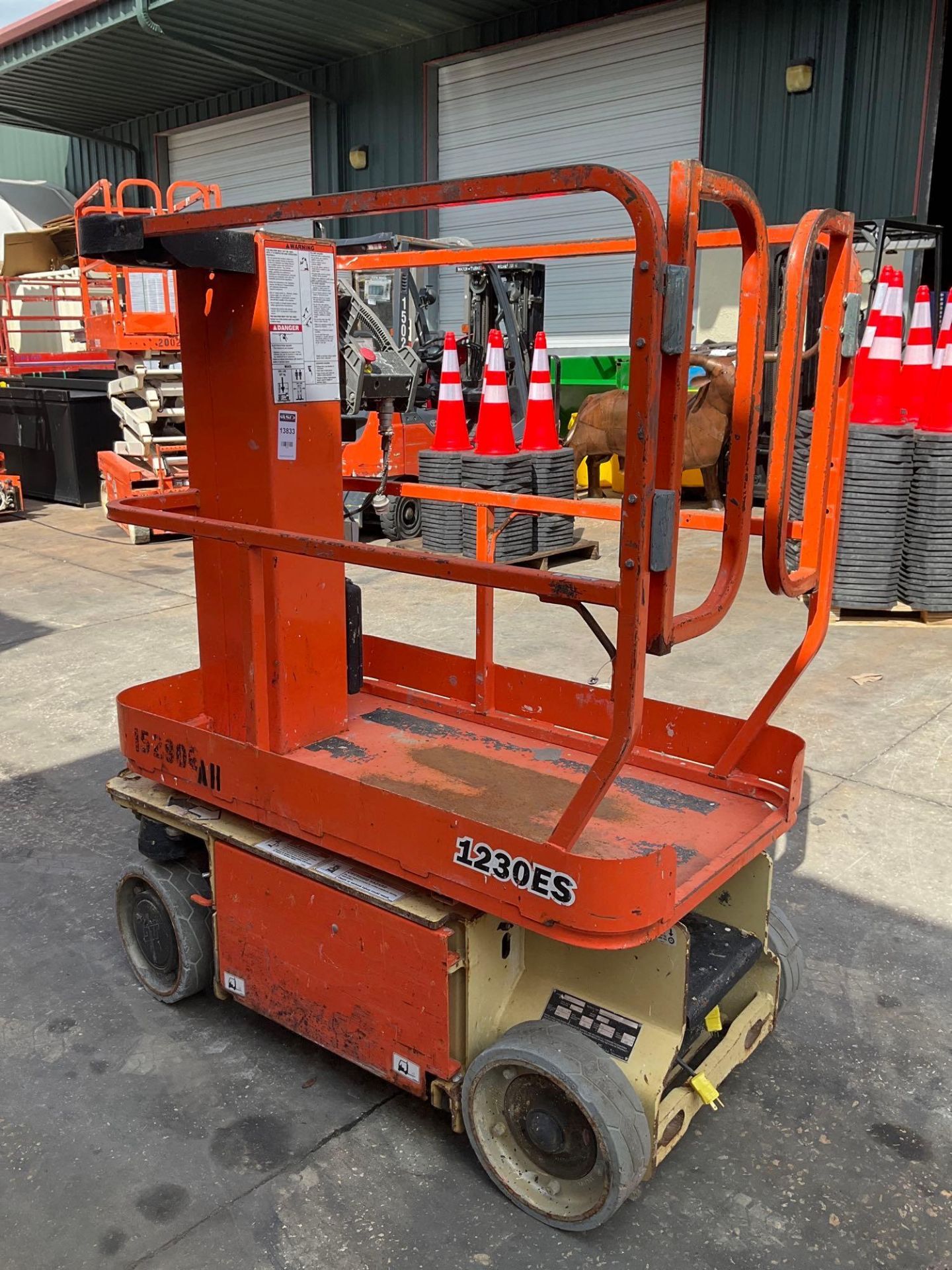 2015 JLG MANLIFT MODEL 1230ES, ELECTRIC, APPROX MAX PLATFORM HEIGHT 12FT, NON MARKING TIRES, BUIL... - Image 7 of 12