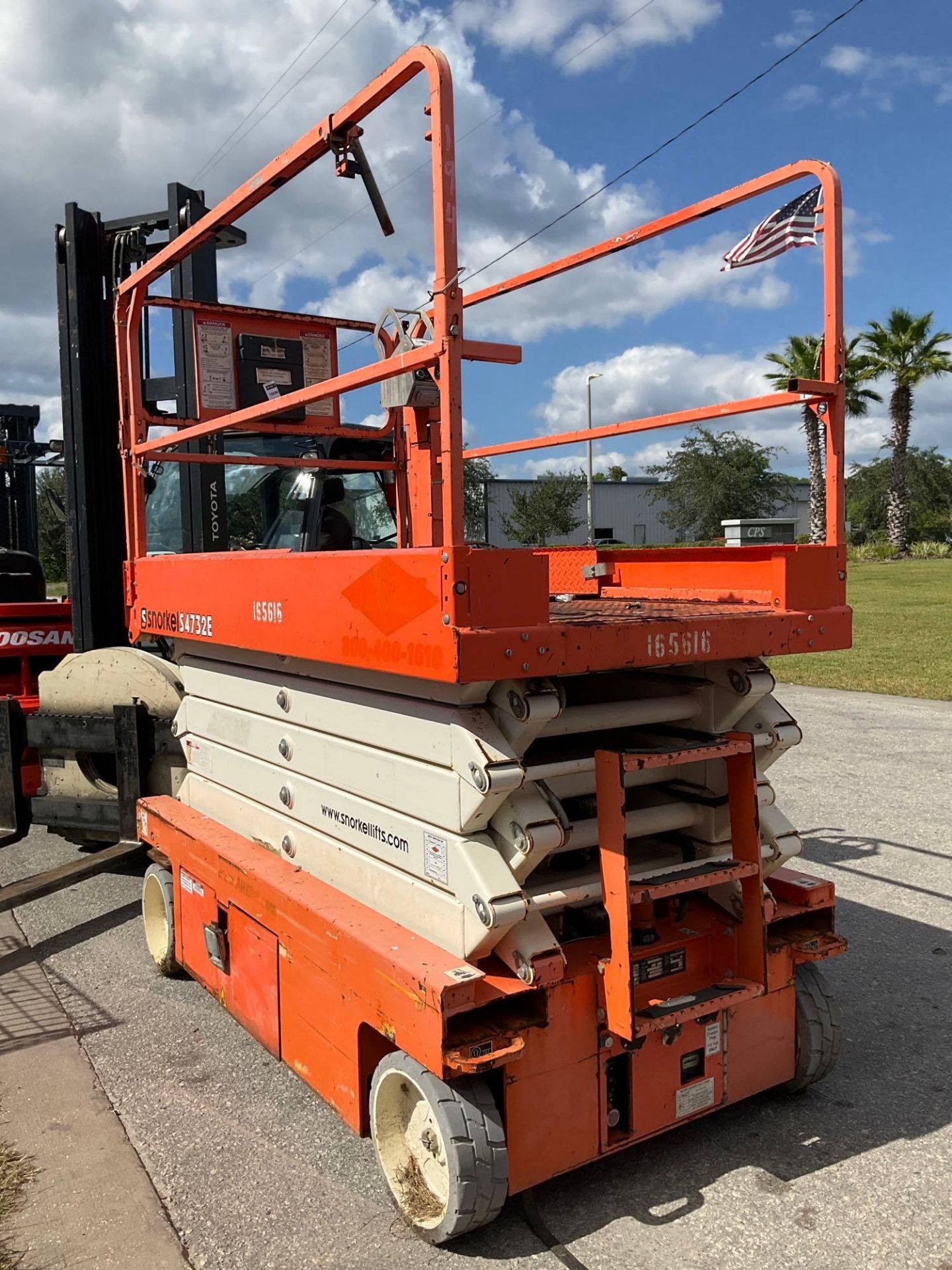 2016 SNORKEL SCISSOR LIFT MODEL S4732E ANSI - Image 7 of 11