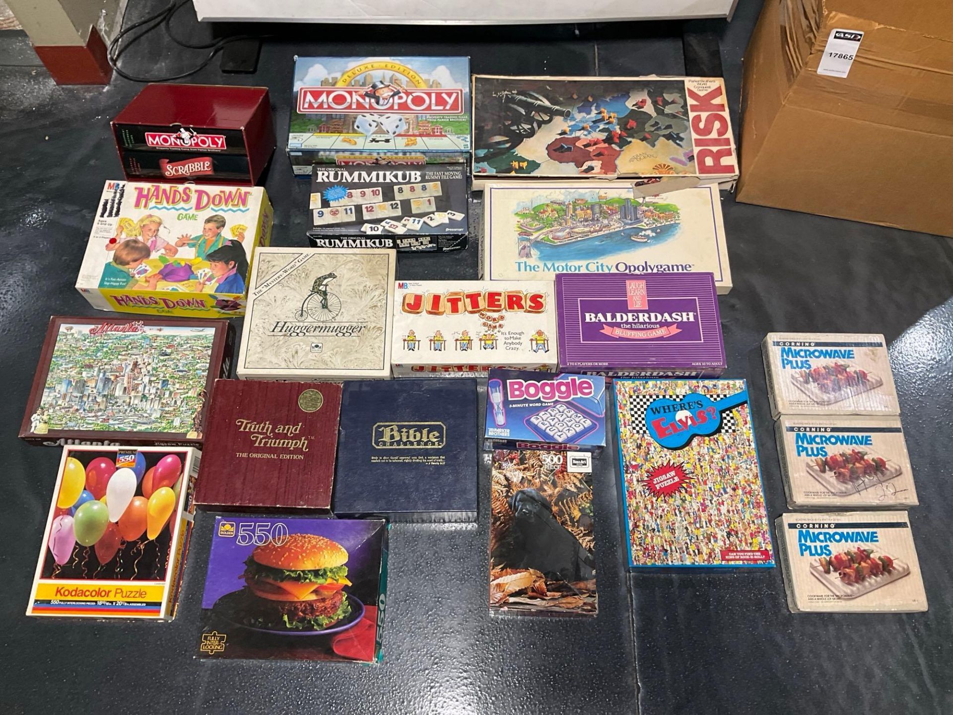 BOX OF CLASSIC BOARD GAMES & PUZZLES - Image 2 of 3