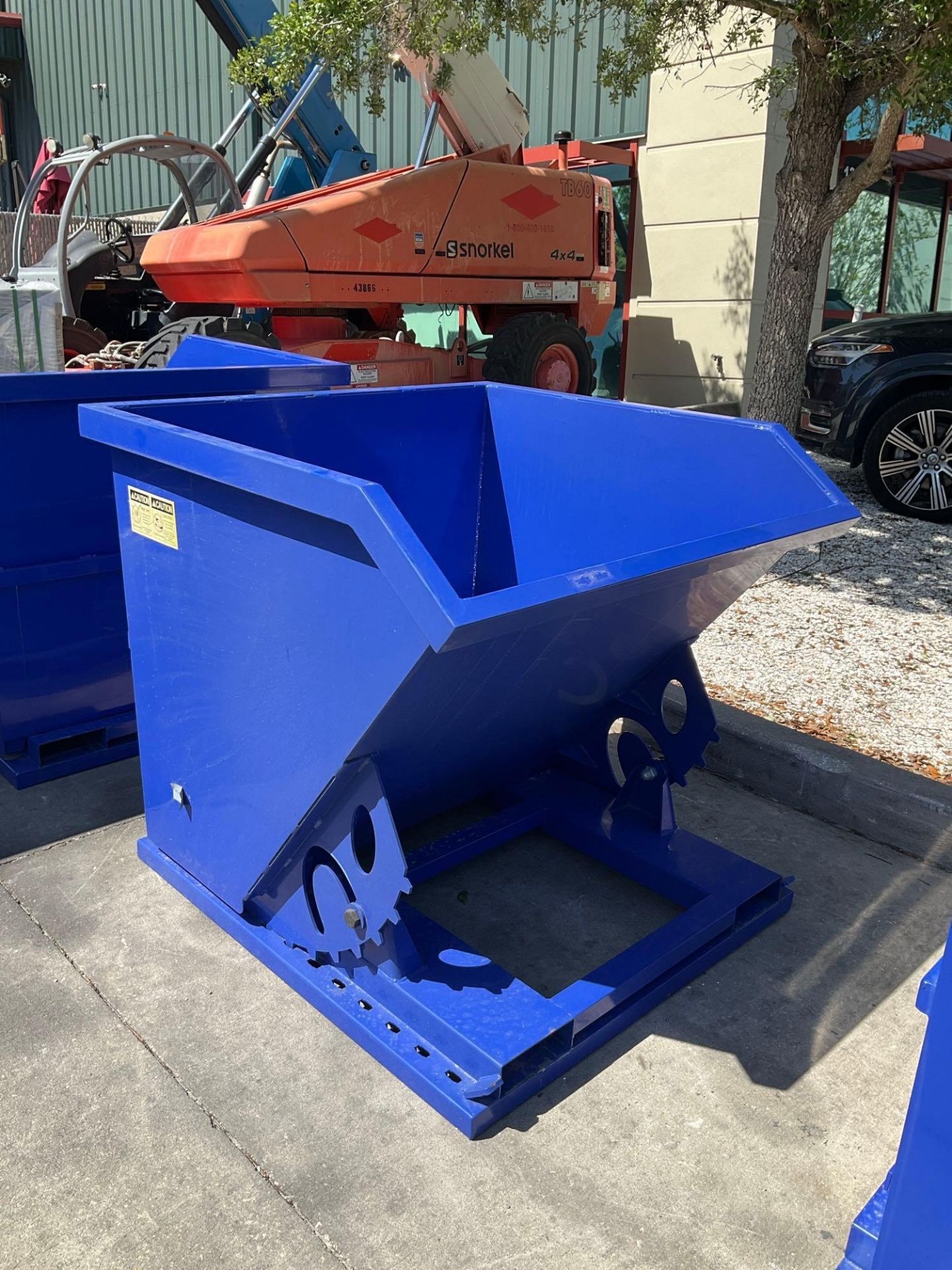 ( 1 ) UNUSED 1CU YARD SELF DUMPING HOPPER WITH FORK POCKETS - Image 2 of 4