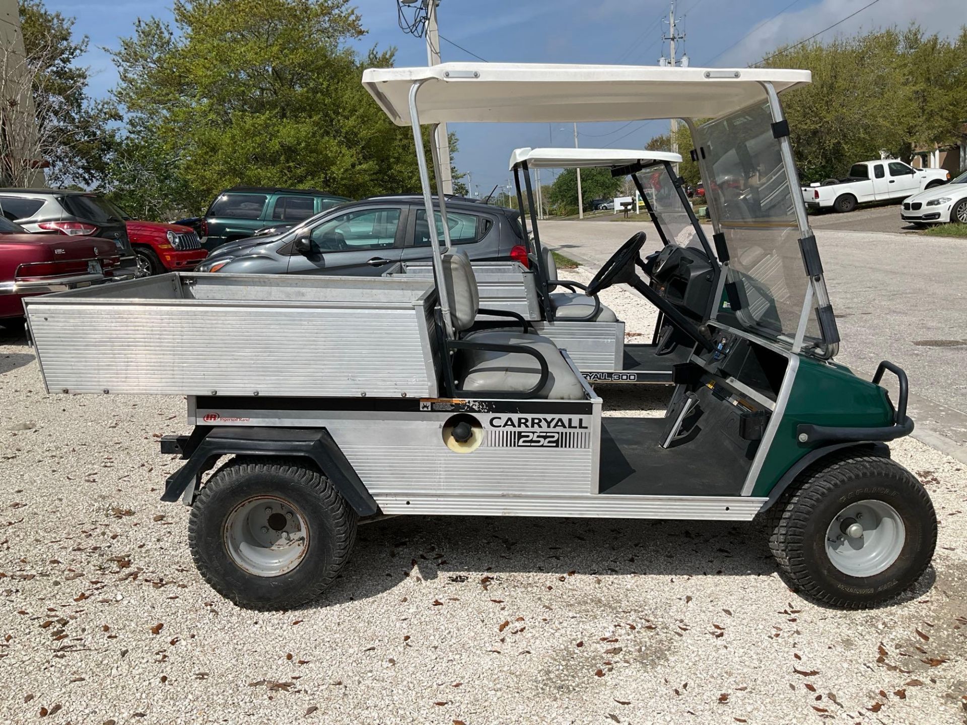 CLUB CAR CARRYALL 252 , GAS POWERED, MANUAL DUMP BED, HITCH , BILL OF SALE ONLY, RUNS & DRIVES - Image 2 of 13
