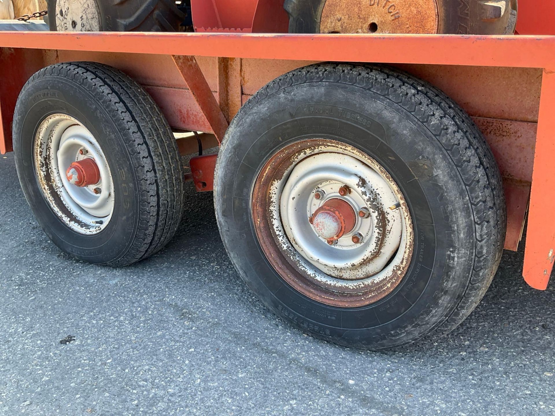 DITCH WITCH RT40 RIDE ON TRENCHER WITH DUAL AXLE UTILITY TRAILER, NEW BATTERY, LOW HOURS, RUNS & ... - Image 22 of 23