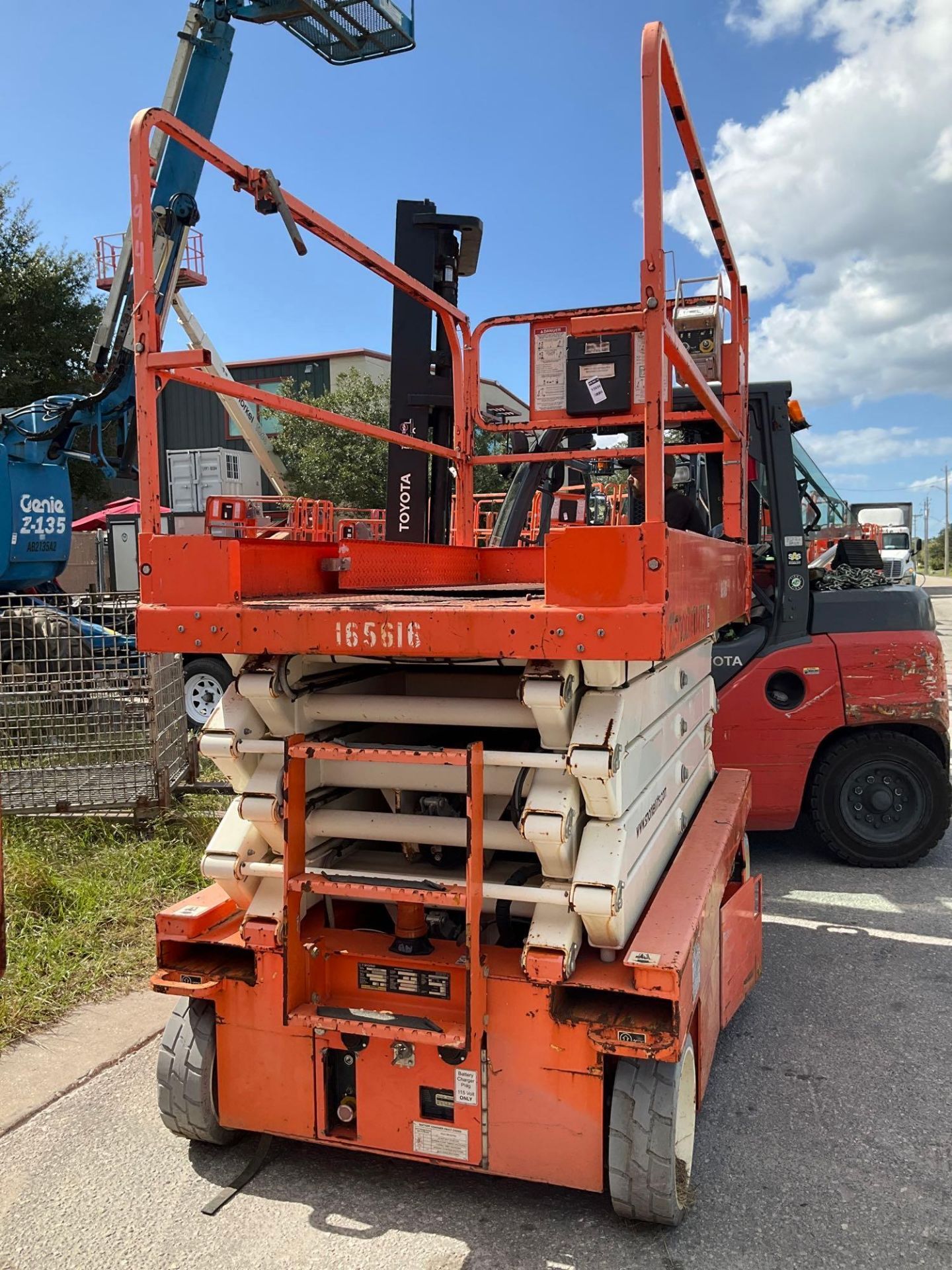 2016 SNORKEL SCISSOR LIFT MODEL S4732E ANSI - Image 8 of 11