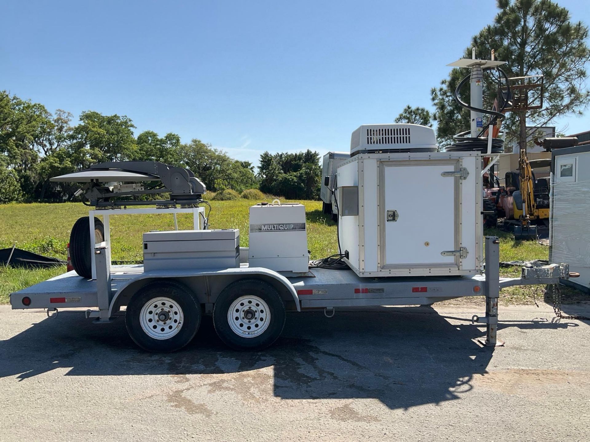 MOBILE SATELLITE TRL WITH MULTIQUIP 7000 DIESEL GENERATOR, ROOF TOP A/C, PNEUMATIC MAST,  AVL SAT... - Image 12 of 33