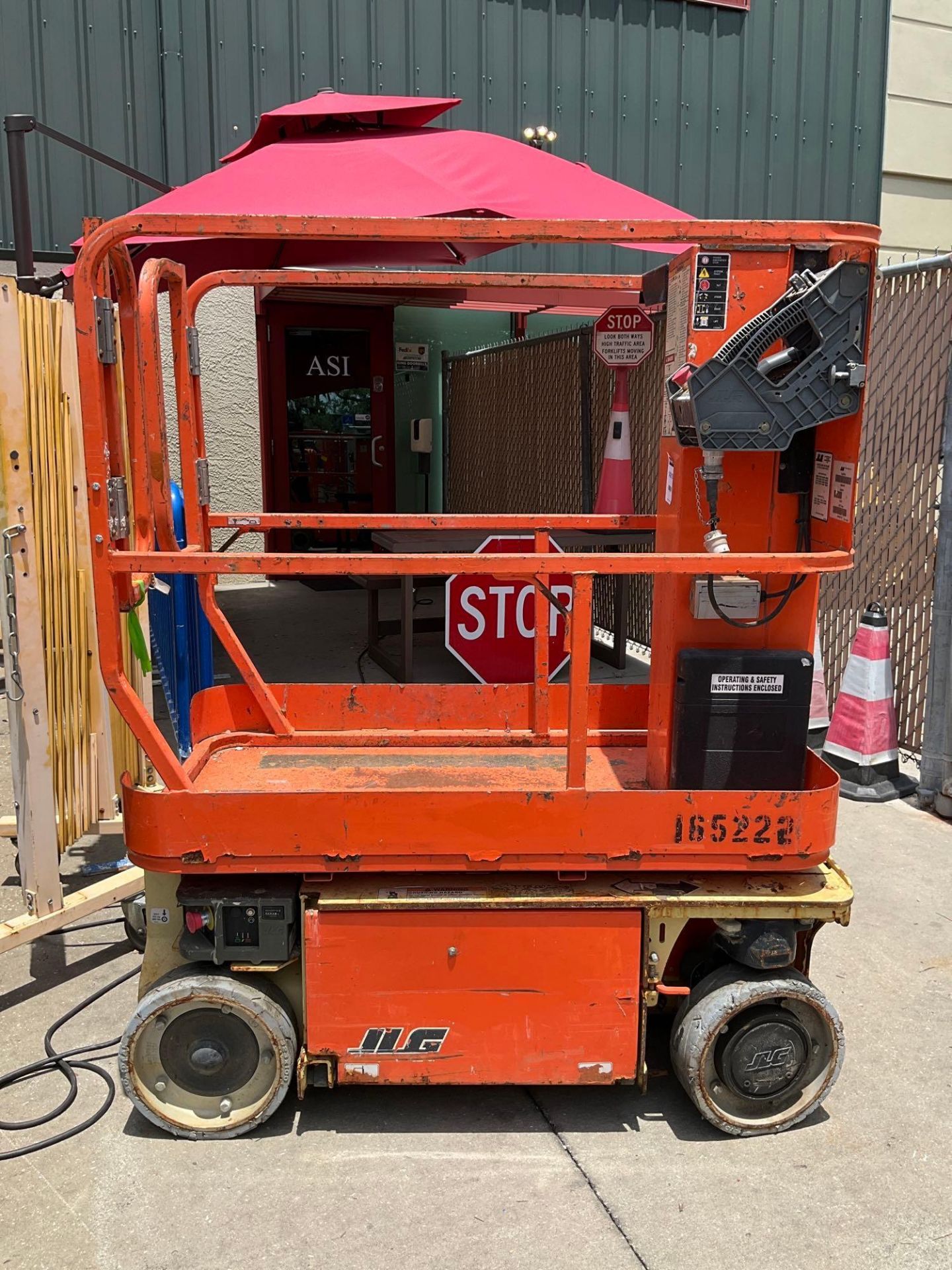 2016 JLG MAN LIFT MODEL 1230ES, ELECTRIC, APPROX MAX PLATFORM HEIGHT 12FT, NON MARKING TIRES, BUILT - Image 2 of 11