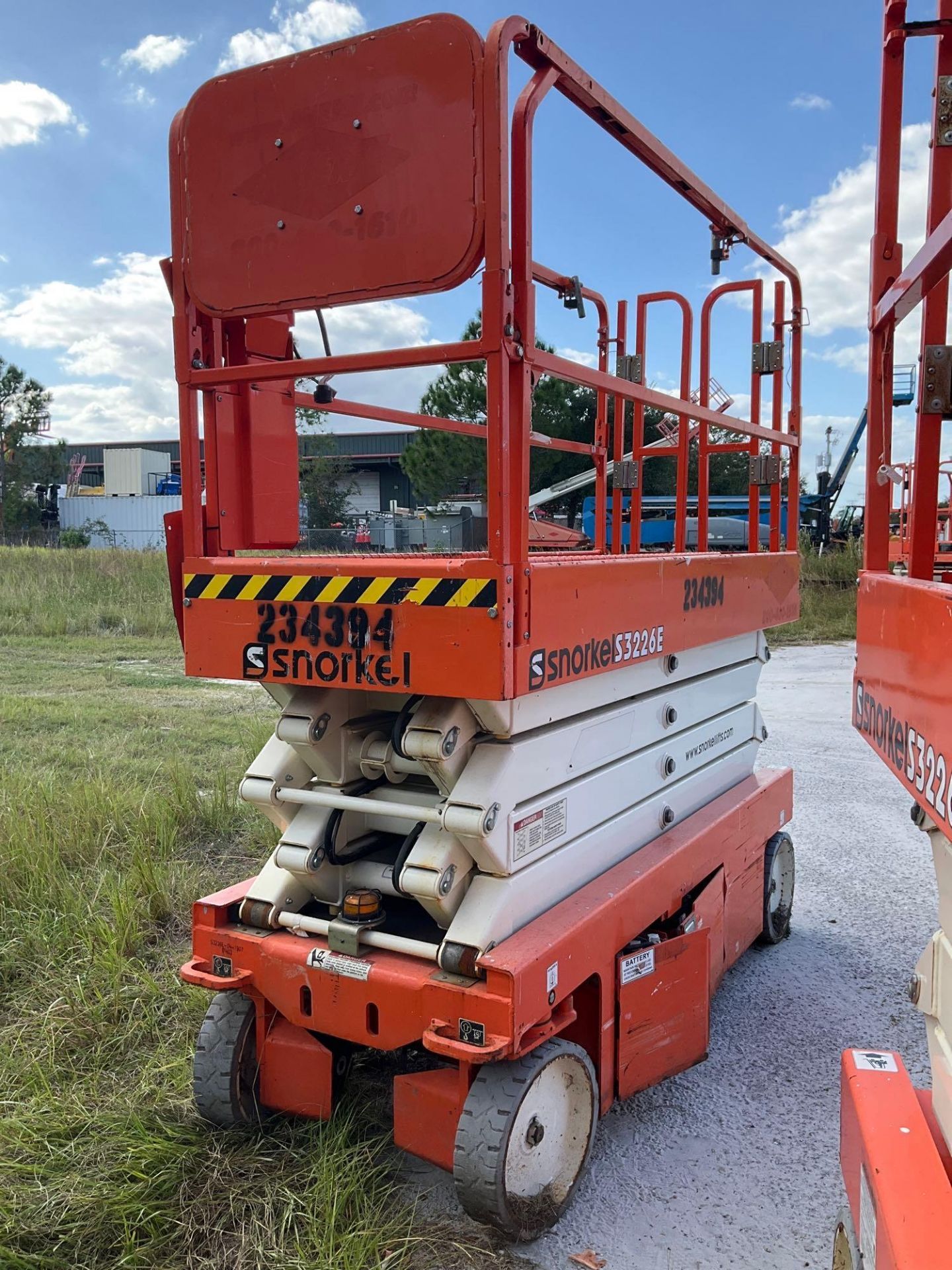 2019  SNORKEL SCISSOR LIFT MODEL S3226E ANSI , ELECTRIC, APPROX MAX PLATFORM HEIGHT 26FT, NON MAR... - Image 5 of 9