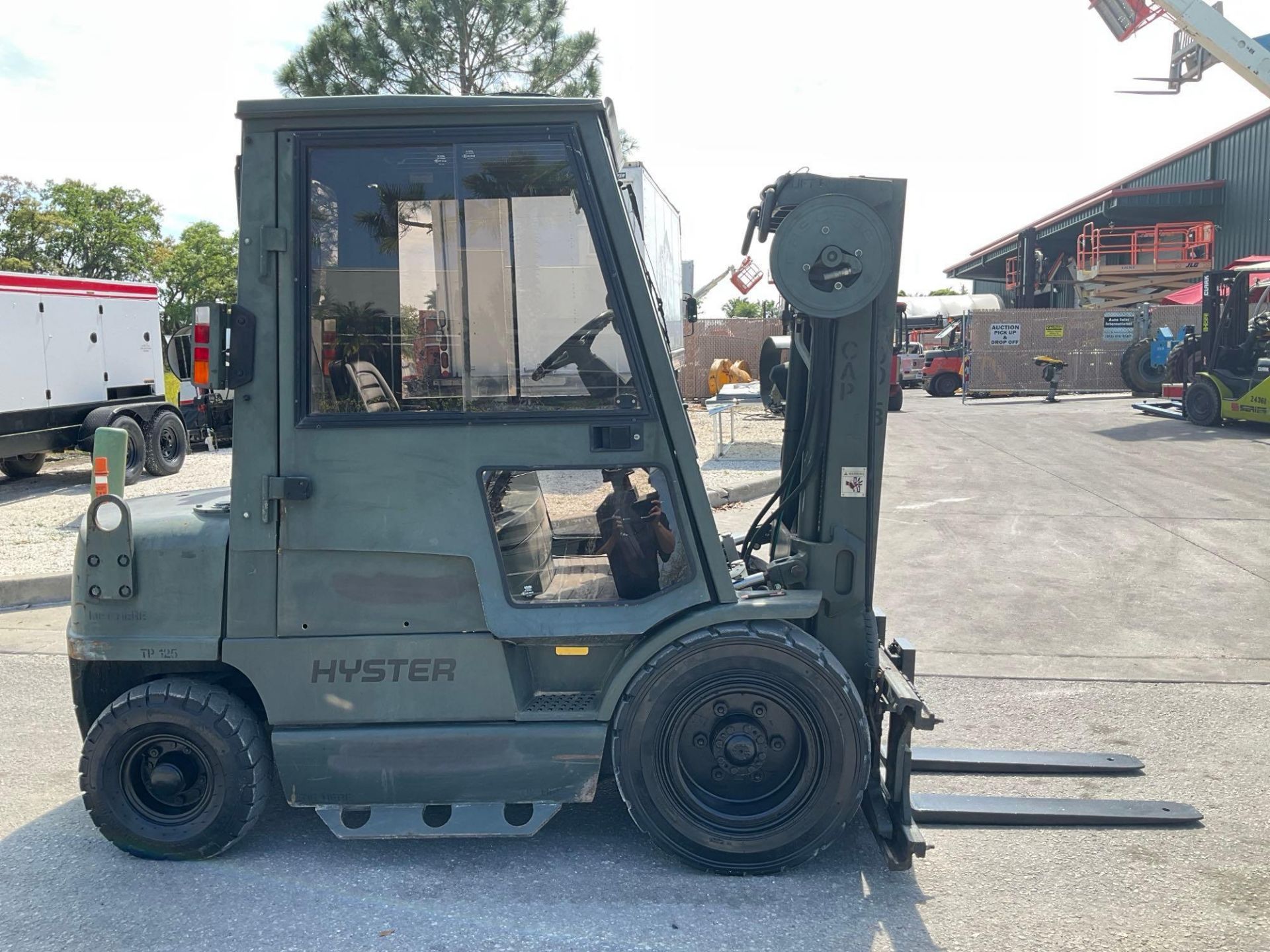 HYSTER FORKLIFT MODEL H40XM, DIESEL, ENCLOSED CAB, APPROX MAX CAPACITY 4,000 LBS, APPROX MAX HE - Image 6 of 13