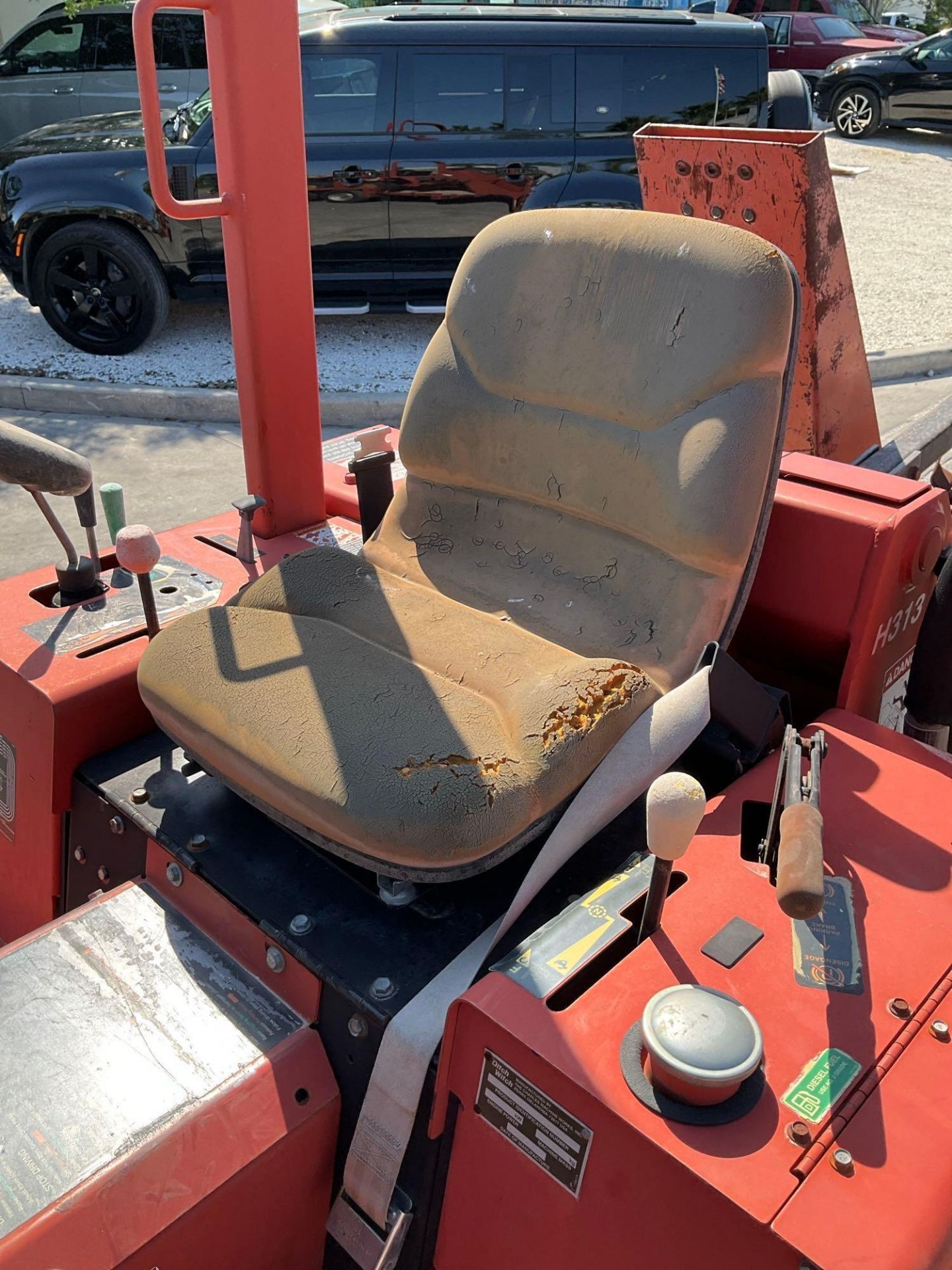 DITCH WITCH RT40 RIDE ON TRENCHER WITH DUAL AXLE UTILITY TRAILER, NEW BATTERY, LOW HOURS, RUNS & ... - Image 16 of 23