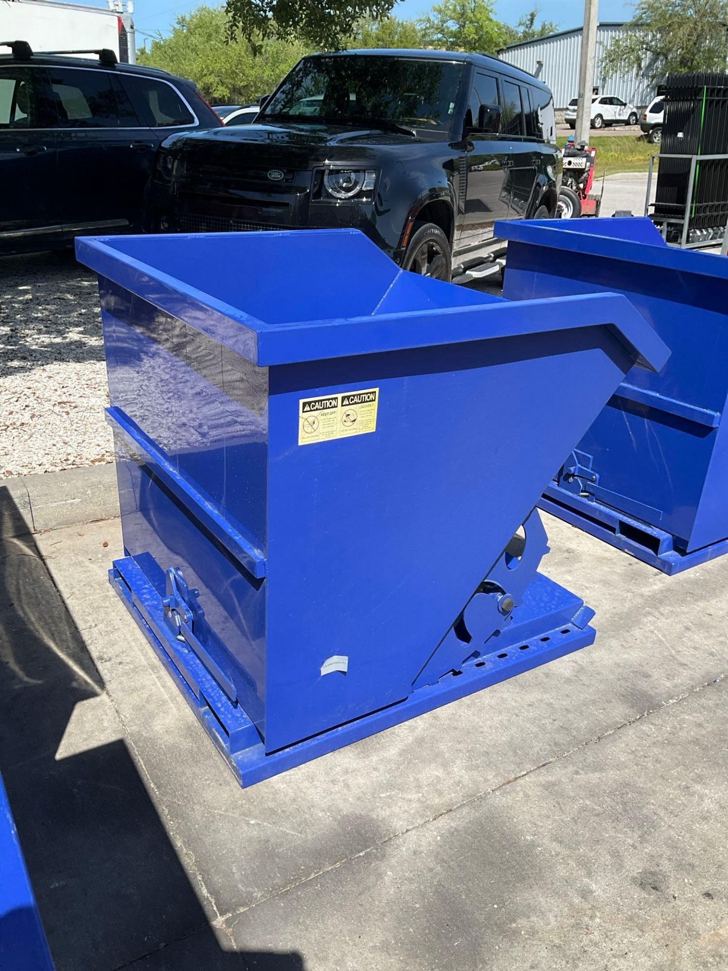 ( 1 ) UNUSED 1CU YARD SELF DUMPING HOPPER WITH FORK POCKETS - Image 3 of 4