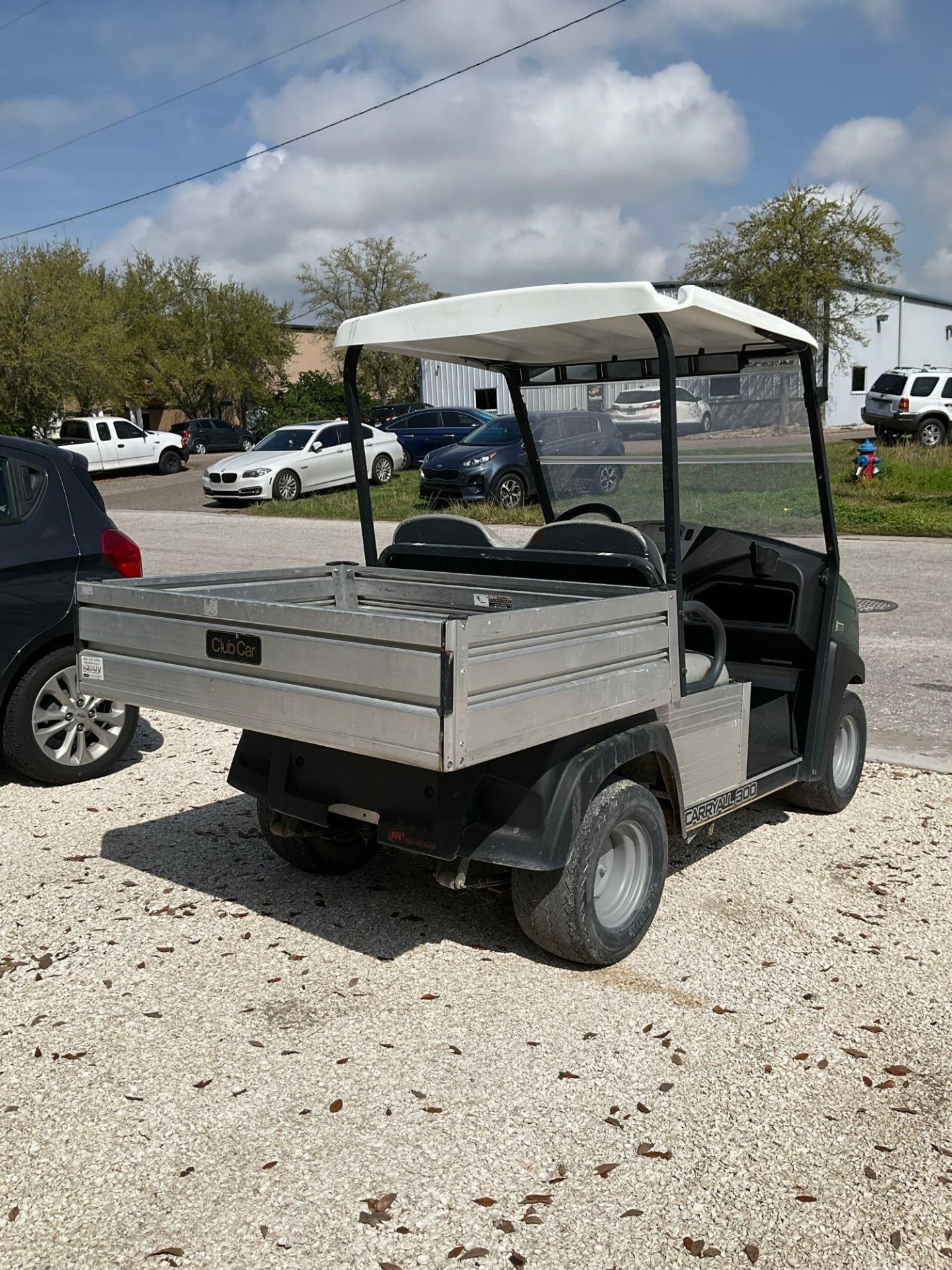 2018 CLUB CAR CARRYALL 300 ATV MODEL CA300 , ELECTRIC , MANUEL DUMP BED, BATTERY CHARGER INCLUDED... - Image 3 of 13