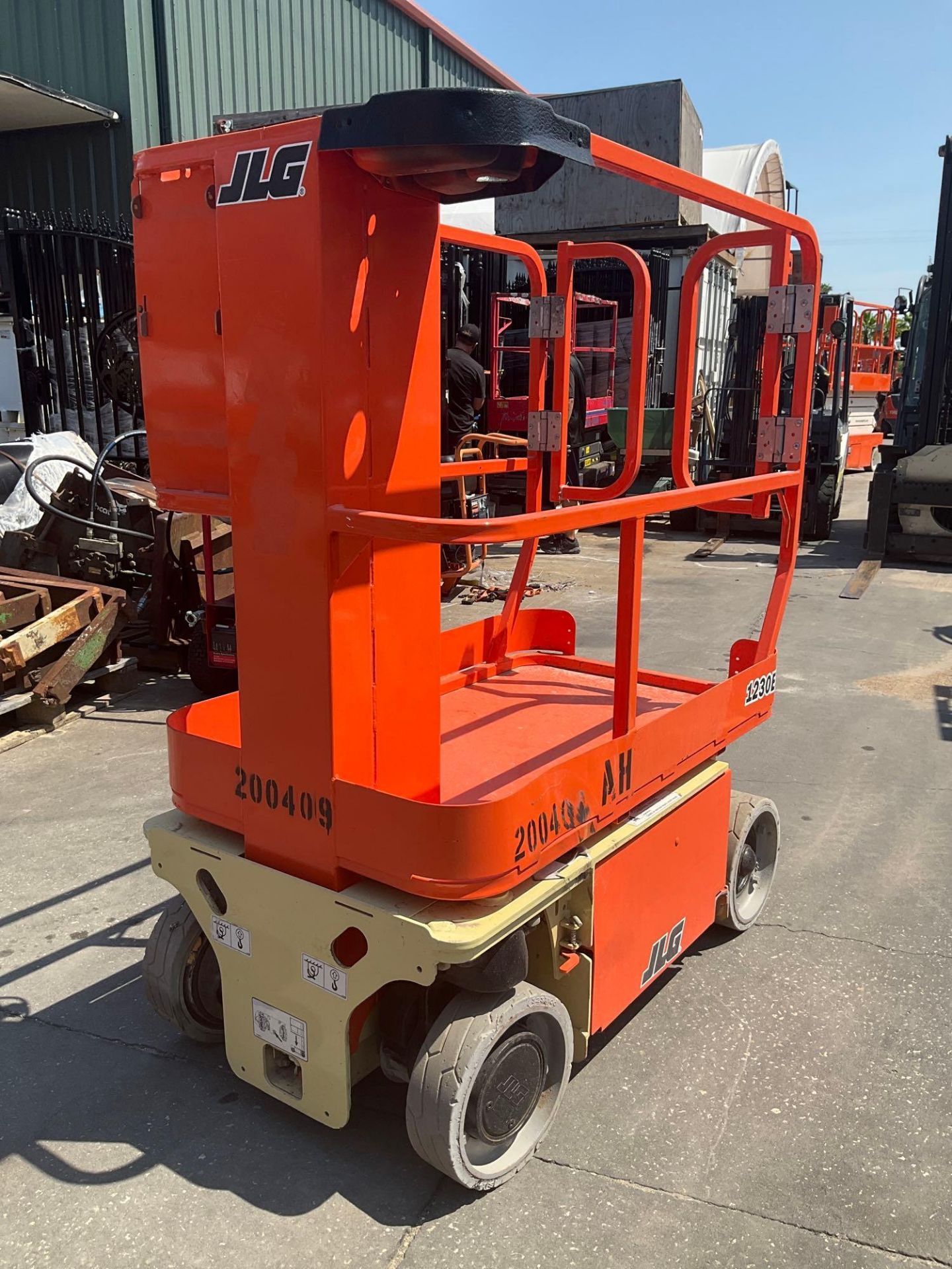 2017 JLG MAN LIFT MODEL 1230ES, ELECTRIC, APPROX MAX PLATFORM HEIGHT 12FT, NON MARKING TIRES, BUILT - Image 7 of 15