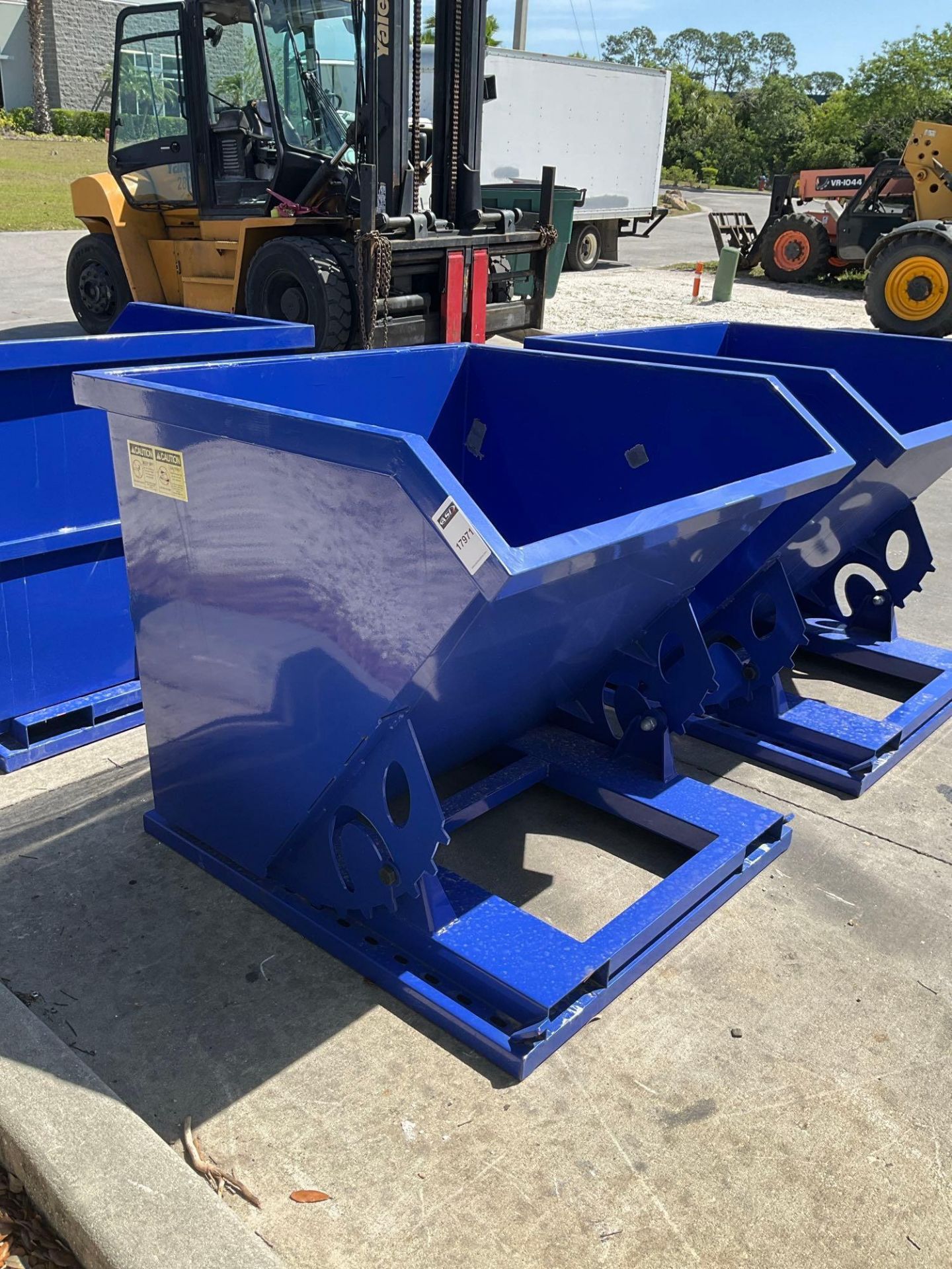 ( 1 ) UNUSED 1CU YARD SELF DUMPING HOPPER WITH FORK POCKETS