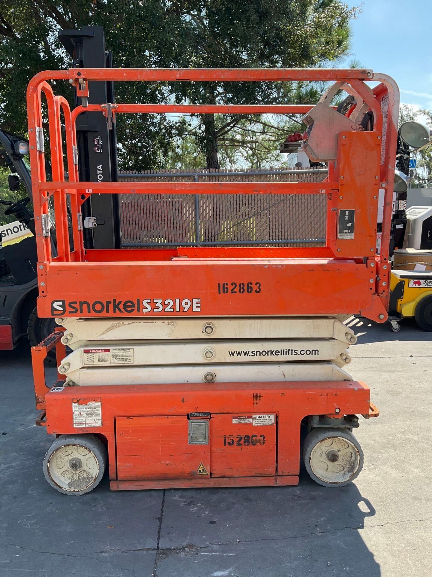 2015 SNORKEL SCISSOR LIFT MODEL S3219E ANSI , ELECTRIC, APPROX MAX PLATFORM HEIGHT 19FT, NON MARK... - Image 2 of 12