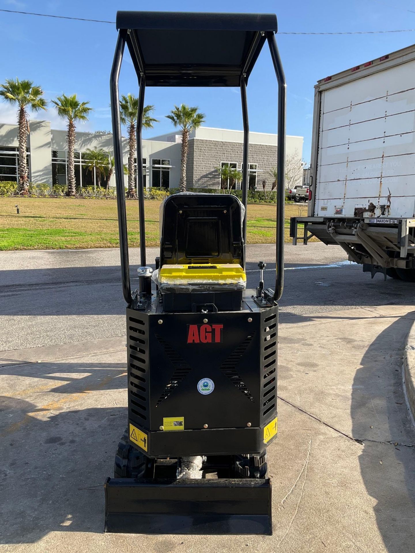 UNUSED 2023 AGROTK MINI CRAWLER EXCAVATOR MODEL QS12R, GAS POWERED, RUBBER TRACKS, BUCKET WITH TE... - Image 4 of 14