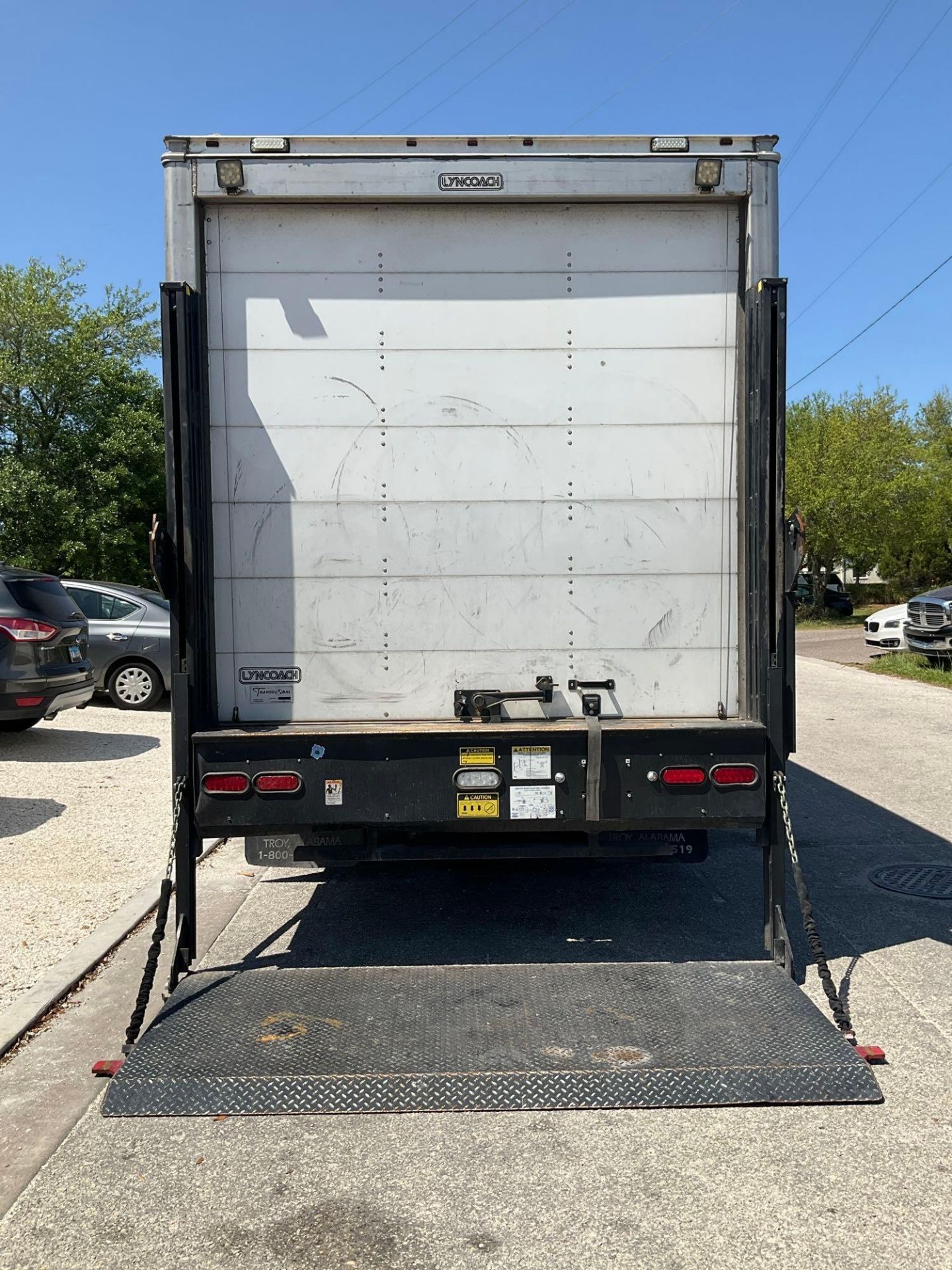 2018 CHEVROLET 7500XD BOX TRUCK, DIESEL, APPROX GVWR 14500, BOX BODY APPROX 16FT, POWER LOCKS & W... - Image 17 of 24