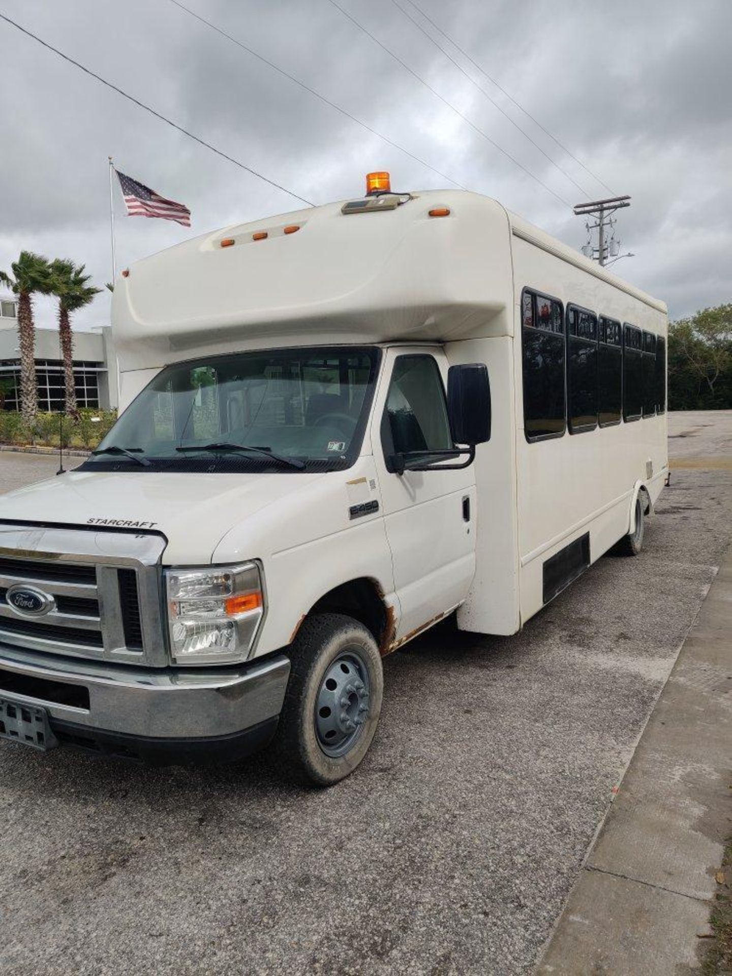 2018 FORD ECONOLINE 450 SHUTTLE BUS, GAS AUTOMATIC, 28 PASSENGER SEATING, APPROX 14500 GVWR, - Image 3 of 31