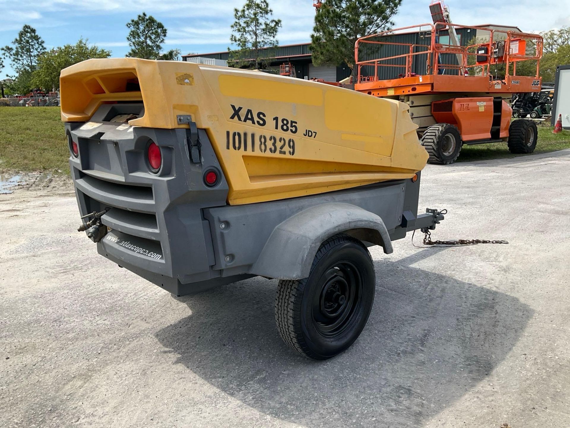 ATLAS COPCO PORTABLE AIR COMPRESSOR MODEL XAS 185 JD7, DIESEL, JOHN DEERE ENGINE, TOW BEHIND - Image 7 of 18