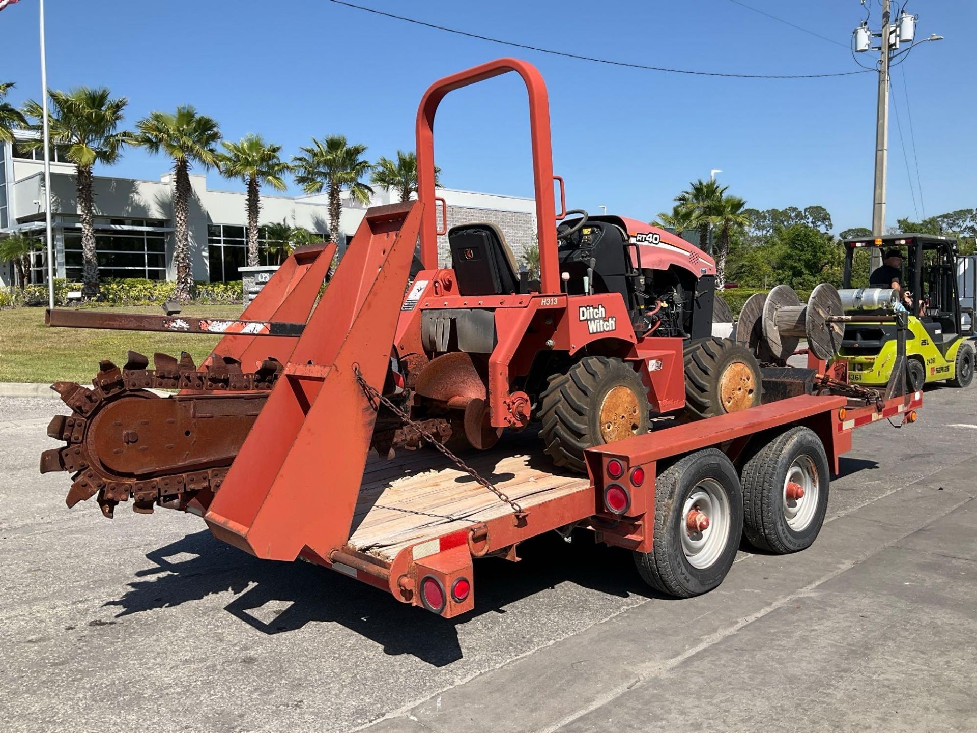 DITCH WITCH RT40 RIDE ON TRENCHER WITH DUAL AXLE UTILITY TRAILER, NEW BATTERY, LOW HOURS, RUNS & ... - Image 3 of 23
