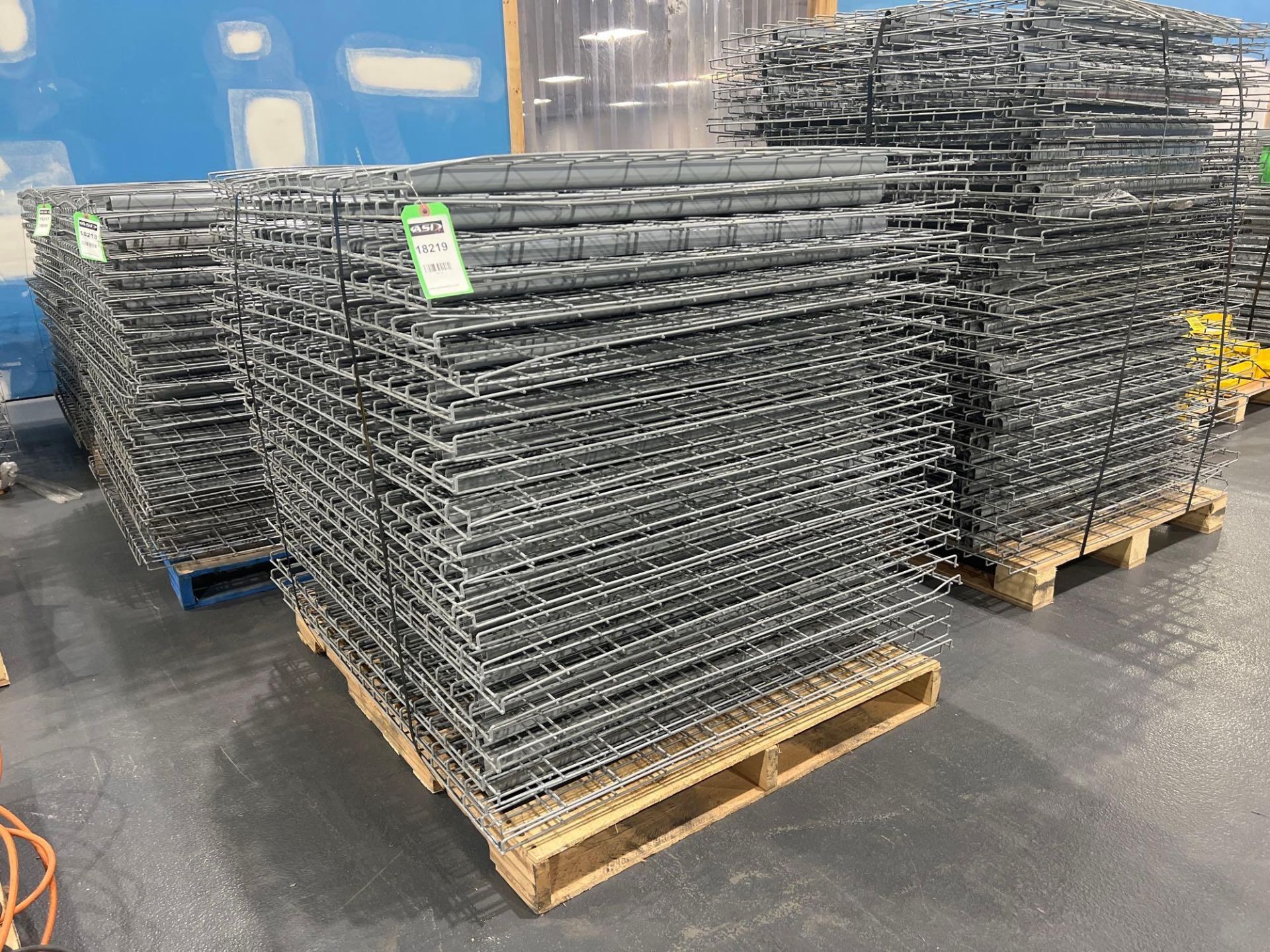 PALLET OF APPROX. 42 WIRE GRATES FOR PALLET RACKING, APPROX. DIMENSIONS 43" X 45" - Image 3 of 4