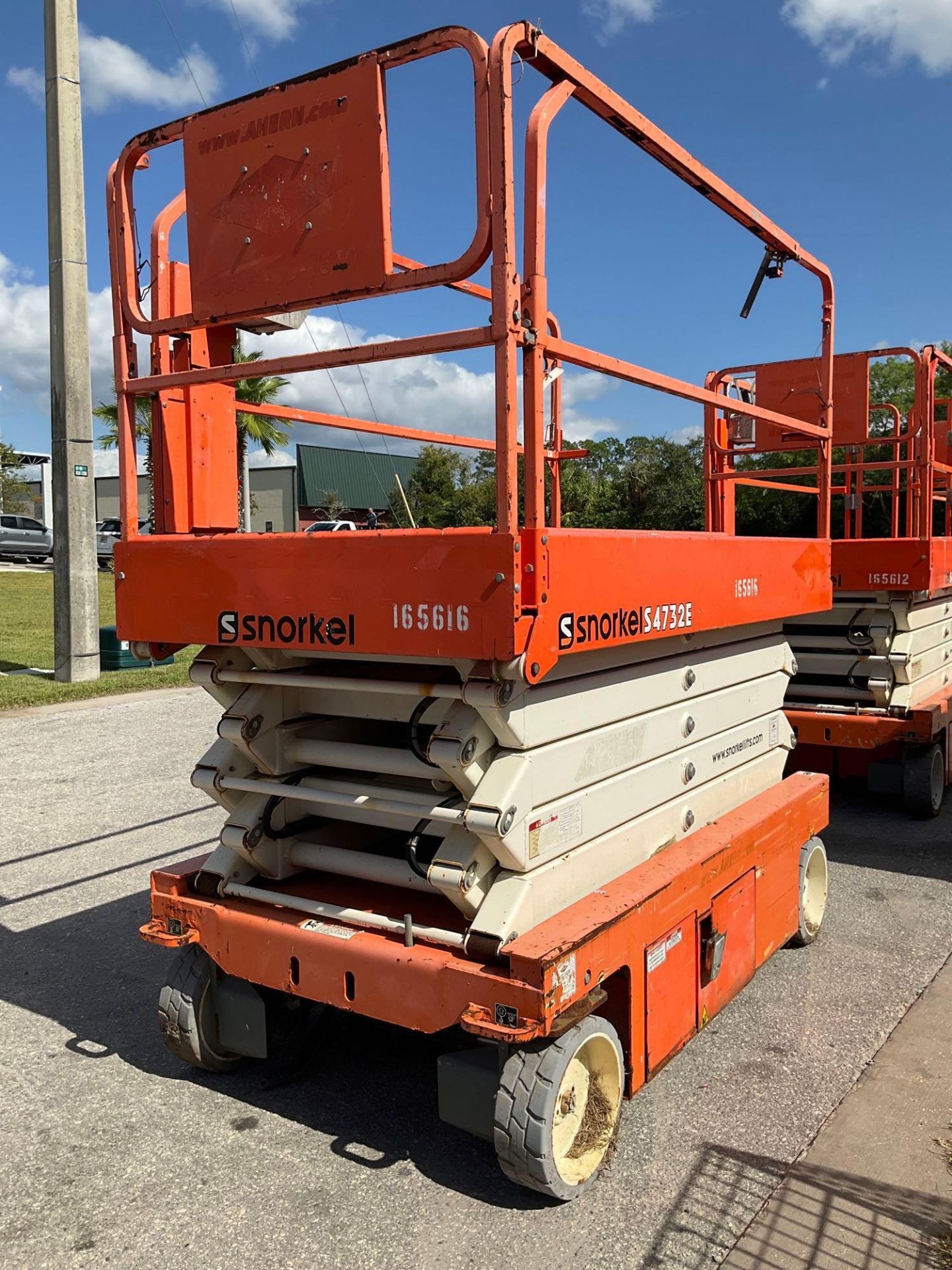 2016 SNORKEL SCISSOR LIFT MODEL S4732E ANSI - Image 5 of 11