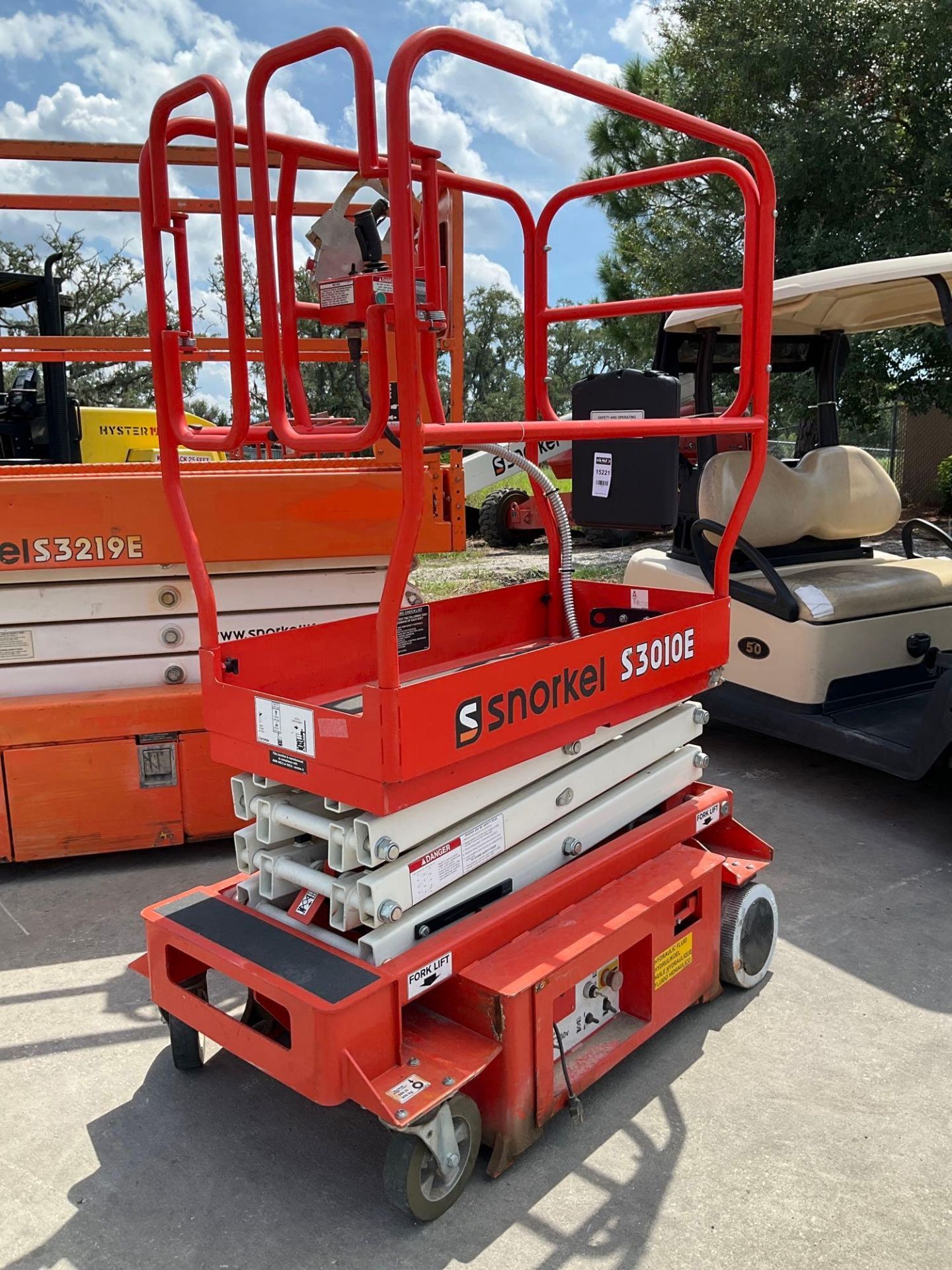 2014 SNORKEL SCISSOR LIFT MODEL S3010E, ELECTRIC, APPROX MAX PLATFORM HEIGHT 10FT, NON MARKING TI... - Image 3 of 12