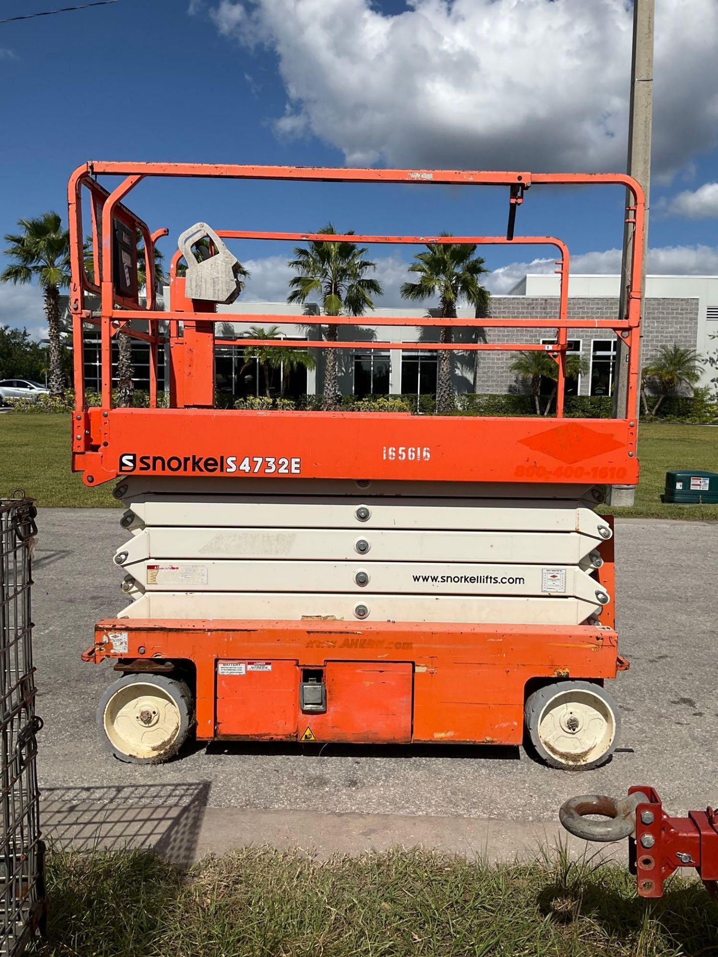 2016 SNORKEL SCISSOR LIFT MODEL S4732E ANSI - Image 6 of 11