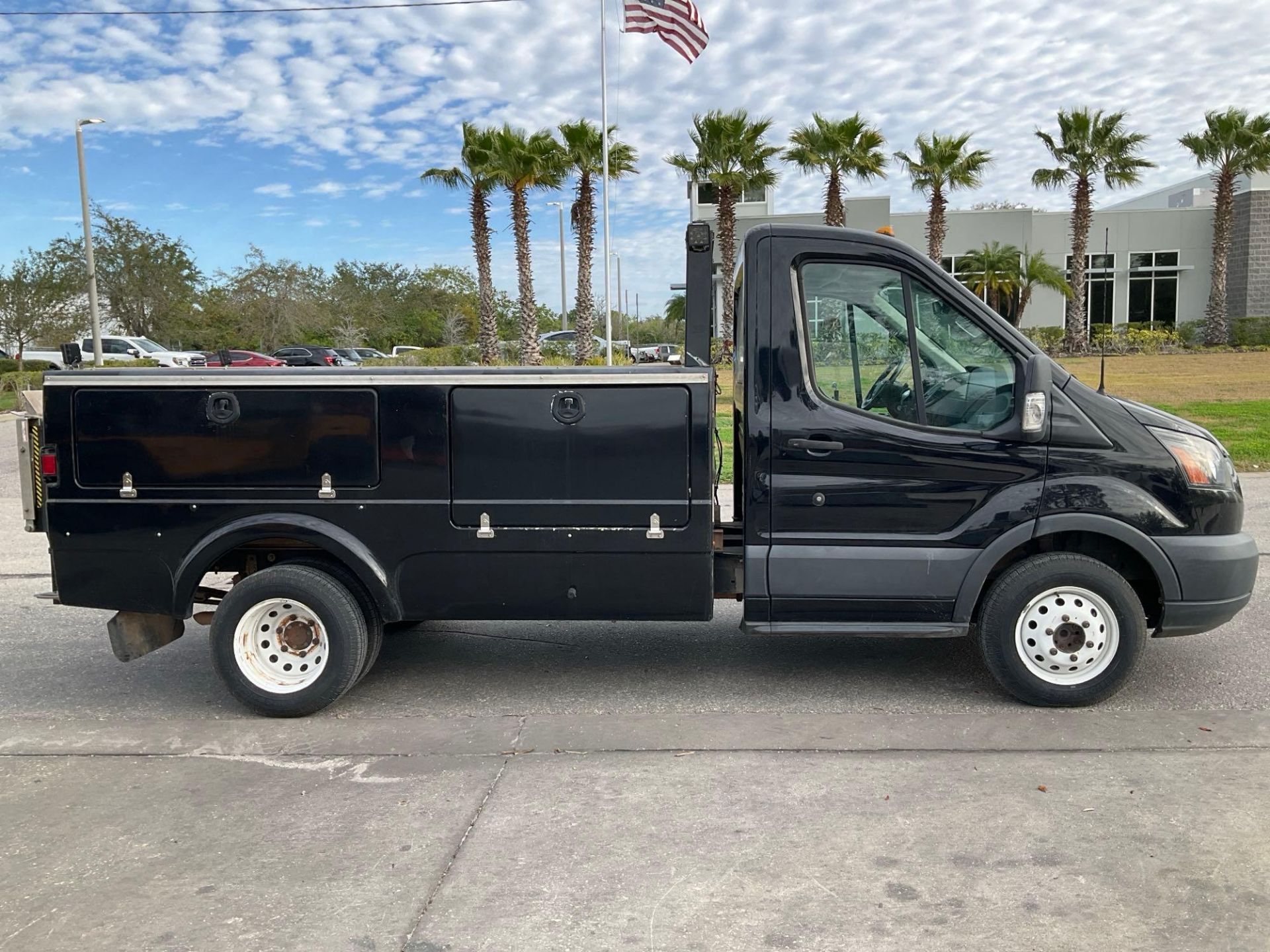 2017 FORD TRANSIT T-350 HD DRW UTILITY TRUCK , GAS POWERED AUTOMATIC, APPROX GVWR 9950LBS, STELLA... - Image 4 of 41